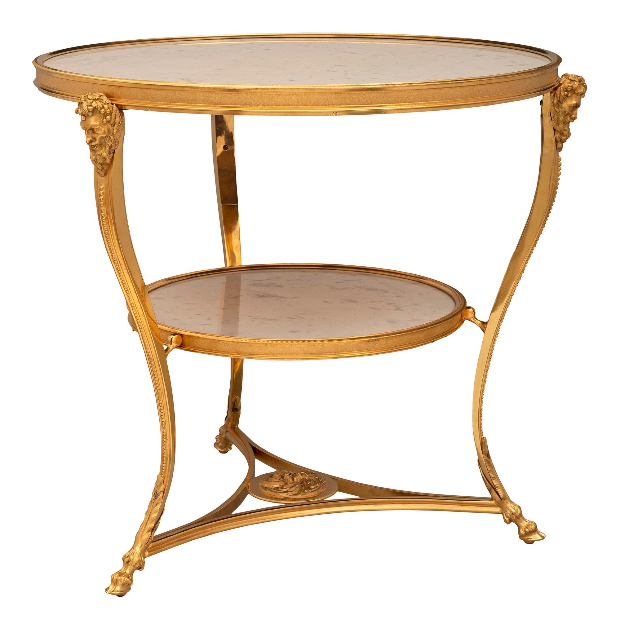 Französischer Guéridon-Tisch aus Ormolu und weißem Carrara-Marmor aus dem 19. (Louis XVI.) im Angebot