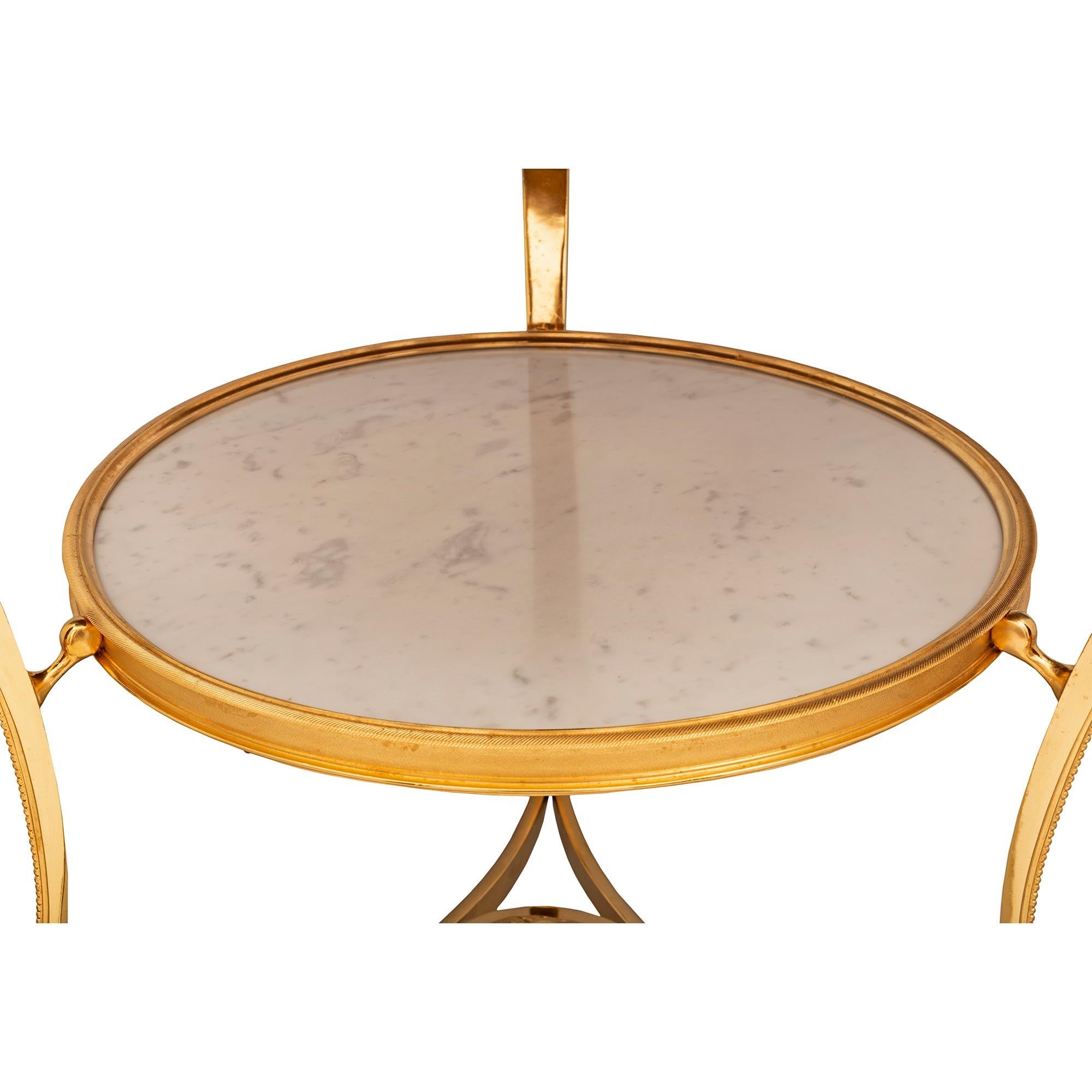 Französischer Guéridon-Tisch aus Ormolu und weißem Carrara-Marmor aus dem 19. (Goldbronze) im Angebot