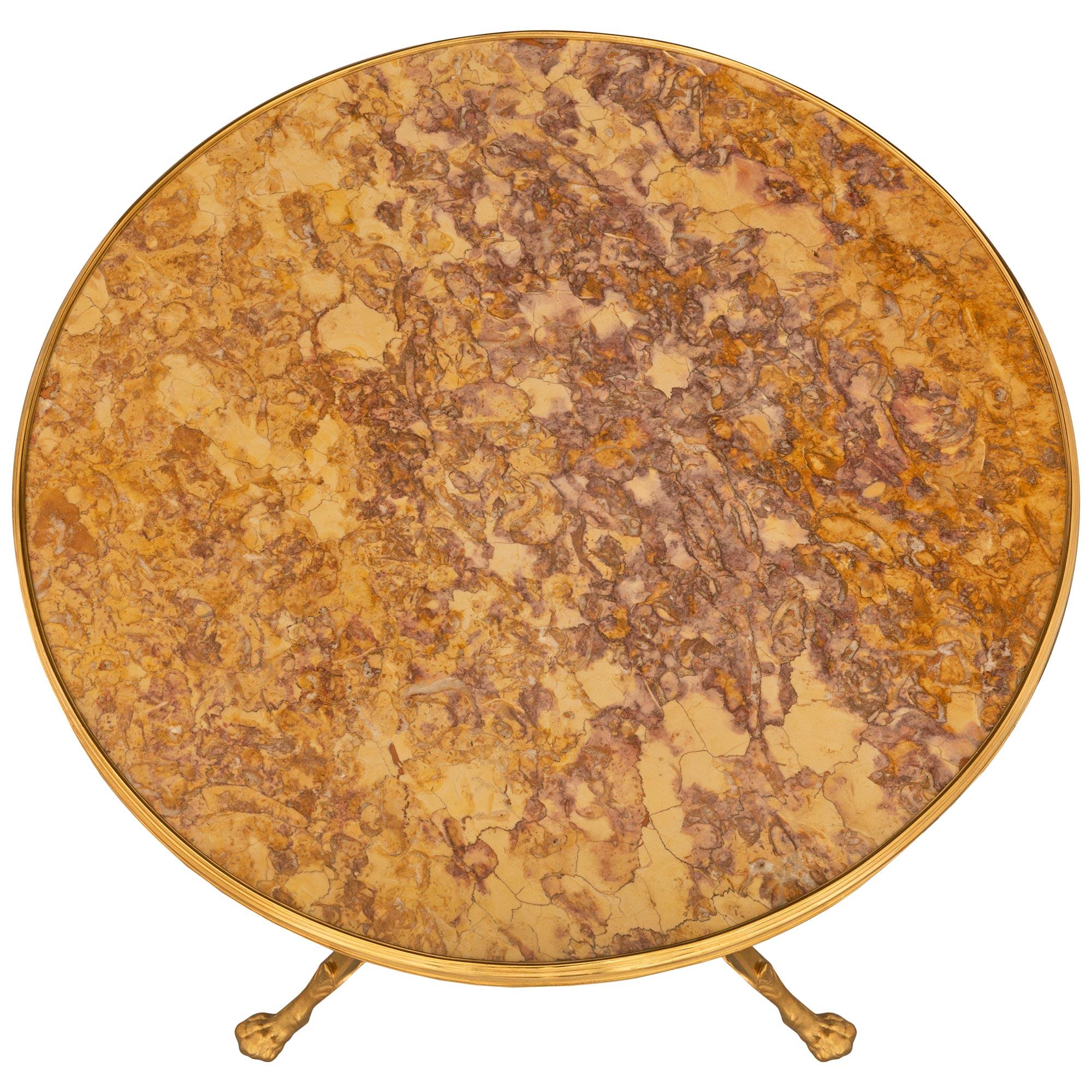 Ein eleganter und äußerst dekorativer französischer Beistelltisch aus dem 19. Jahrhundert aus Louis XVI-Ormolu und Brocatelle-Marmor. Der Tisch ruht auf drei schönen, leicht geschwungenen Beinen mit reich ziselierten Tatzenfüßen, die mit feinen