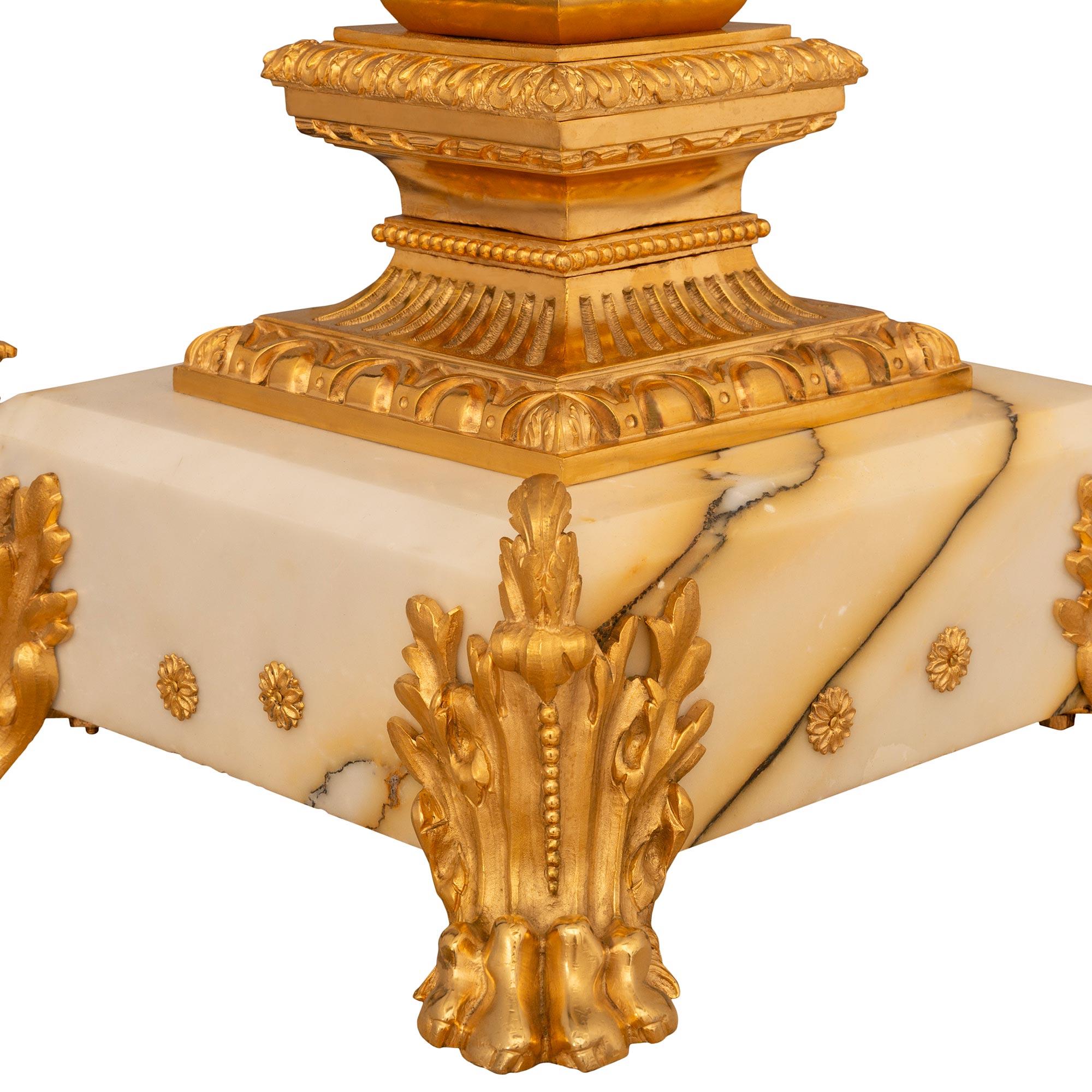 Lampadaire français du XIXe siècle de style Louis XVI en bronze, bronze doré, cristal et marbre en vente 5