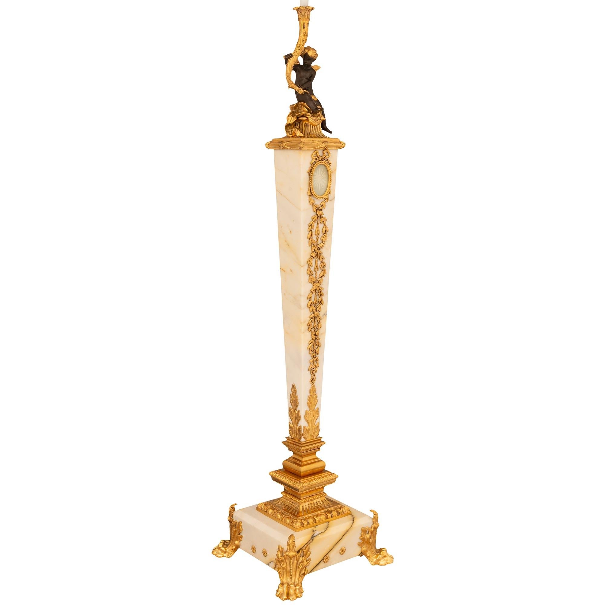 Français Lampadaire français du XIXe siècle de style Louis XVI en bronze, bronze doré, cristal et marbre en vente