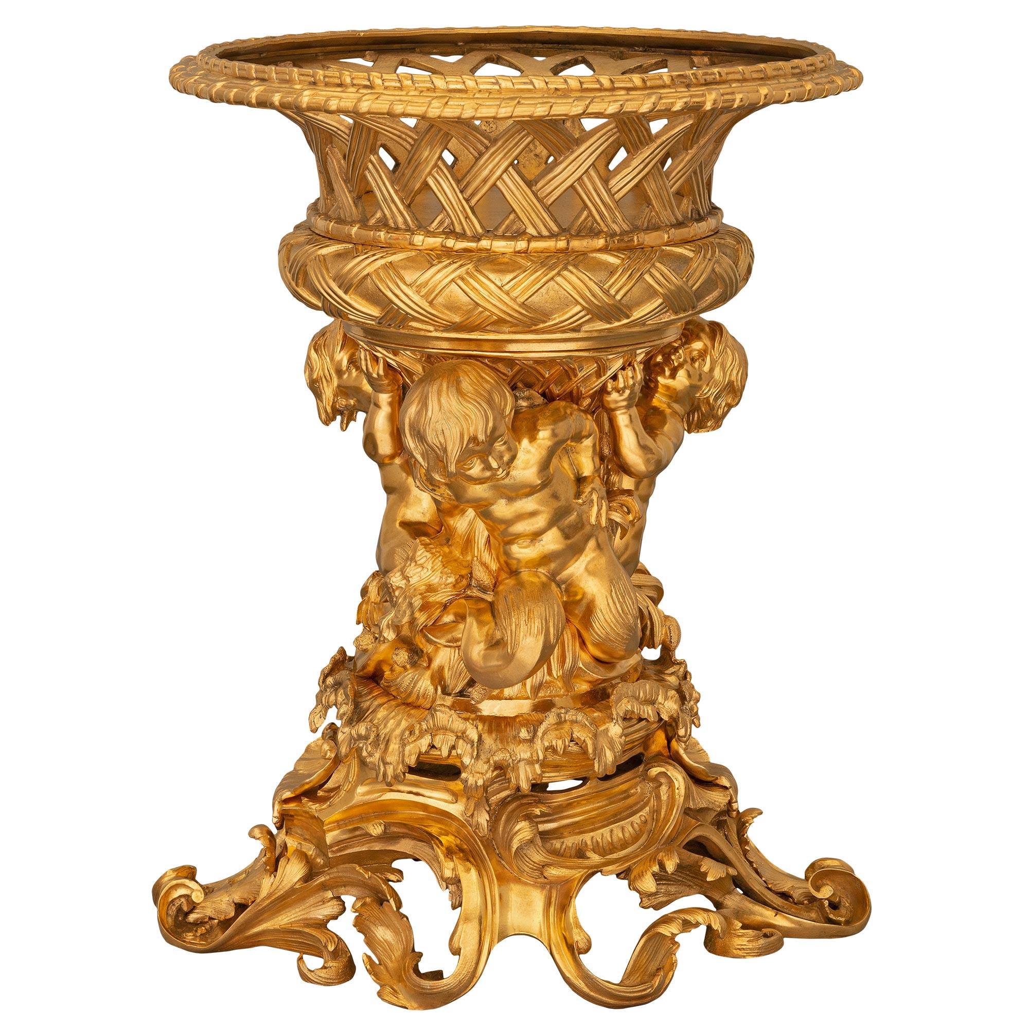 Französischer Tafelaufsatz aus Goldbronze im Louis-XVI-Stil des 19. Jahrhunderts, Henry Dasson zugeschrieben (Louis XVI.) im Angebot