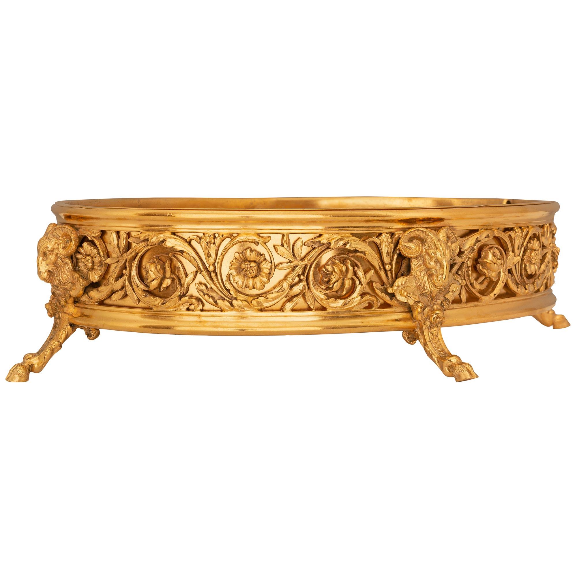 Français Centre de table français du 19ème siècle de style Louis XVI en bronze doré de la Maison Cardeilhac en vente