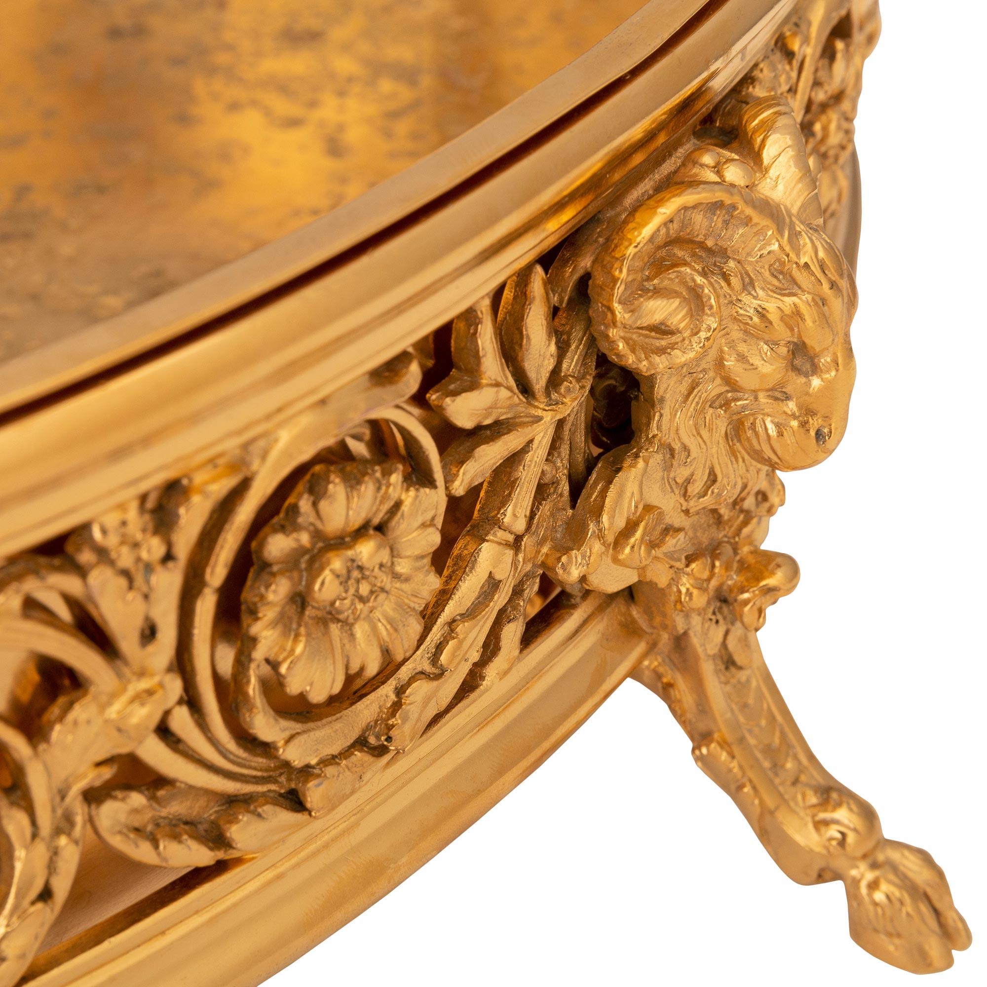 XIXe siècle Centre de table français du 19ème siècle de style Louis XVI en bronze doré de la Maison Cardeilhac en vente