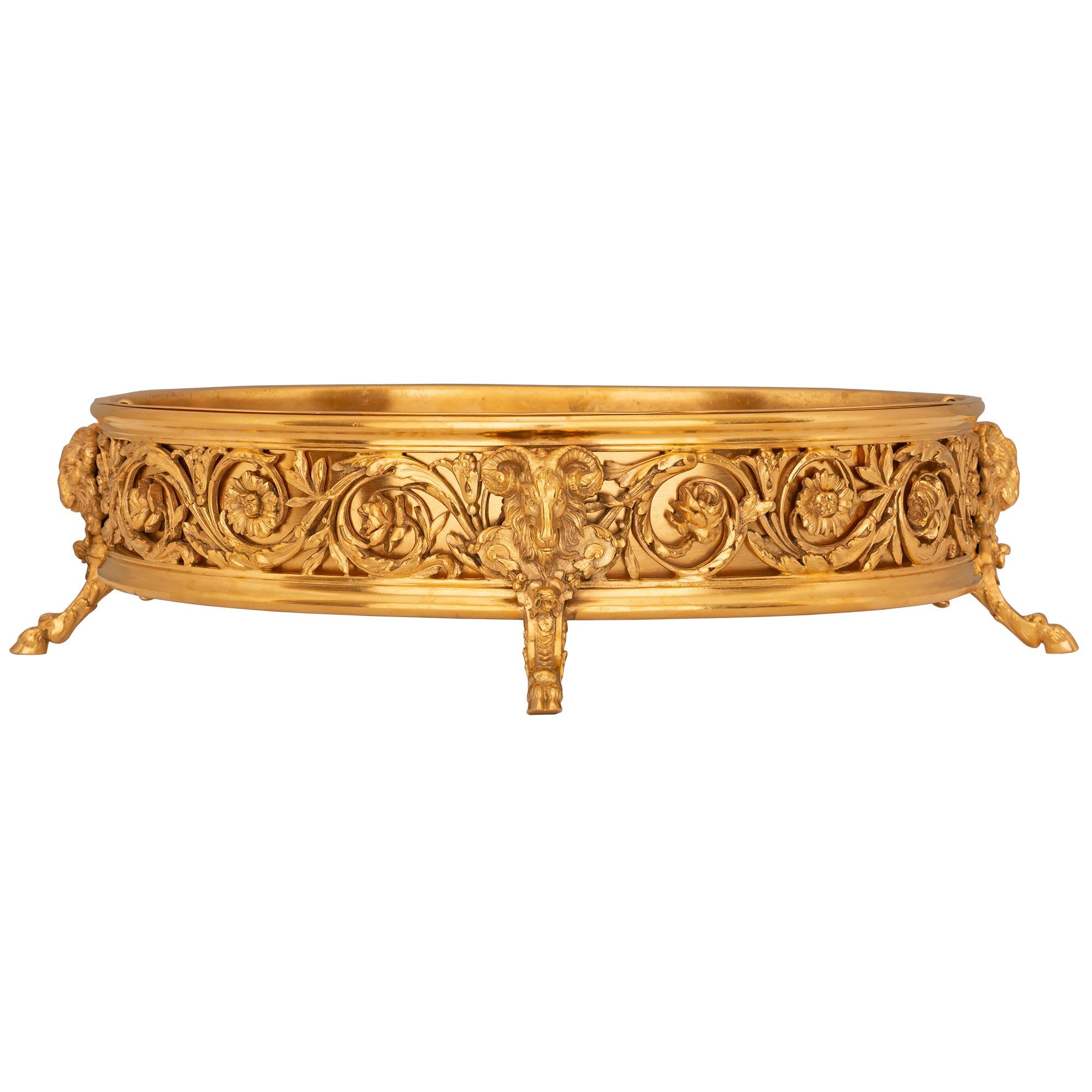 Centre de table français du 19ème siècle de style Louis XVI en bronze doré de la Maison Cardeilhac en vente 2