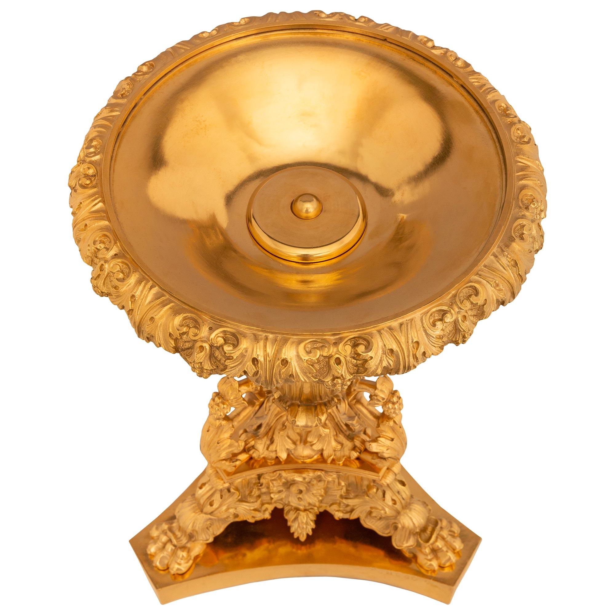 Centre de table tazza en bronze doré de style Louis XVI du 19e siècle en vente 4