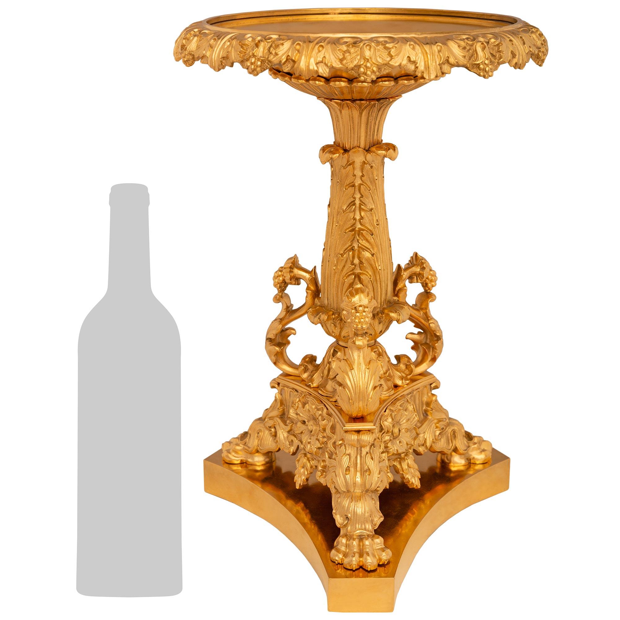 Tazza de centre de table en bronze doré de style Louis XVI du XIXe siècle, élégant et de grande qualité. Ce superbe centre de table repose sur une base triangulaire aux côtés concaves et présente une magnifique finition satinée et brunie.