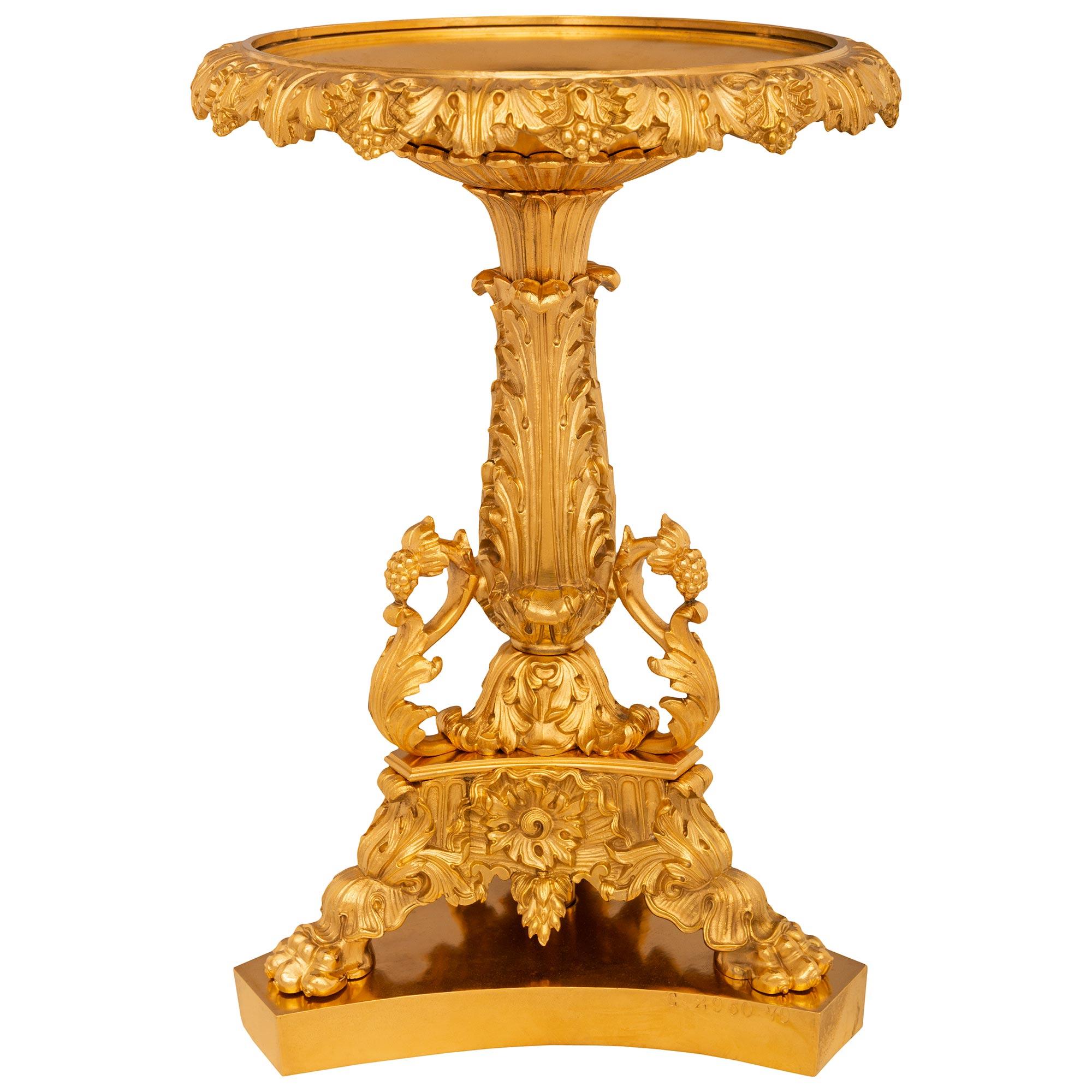 Français Centre de table tazza en bronze doré de style Louis XVI du 19e siècle en vente