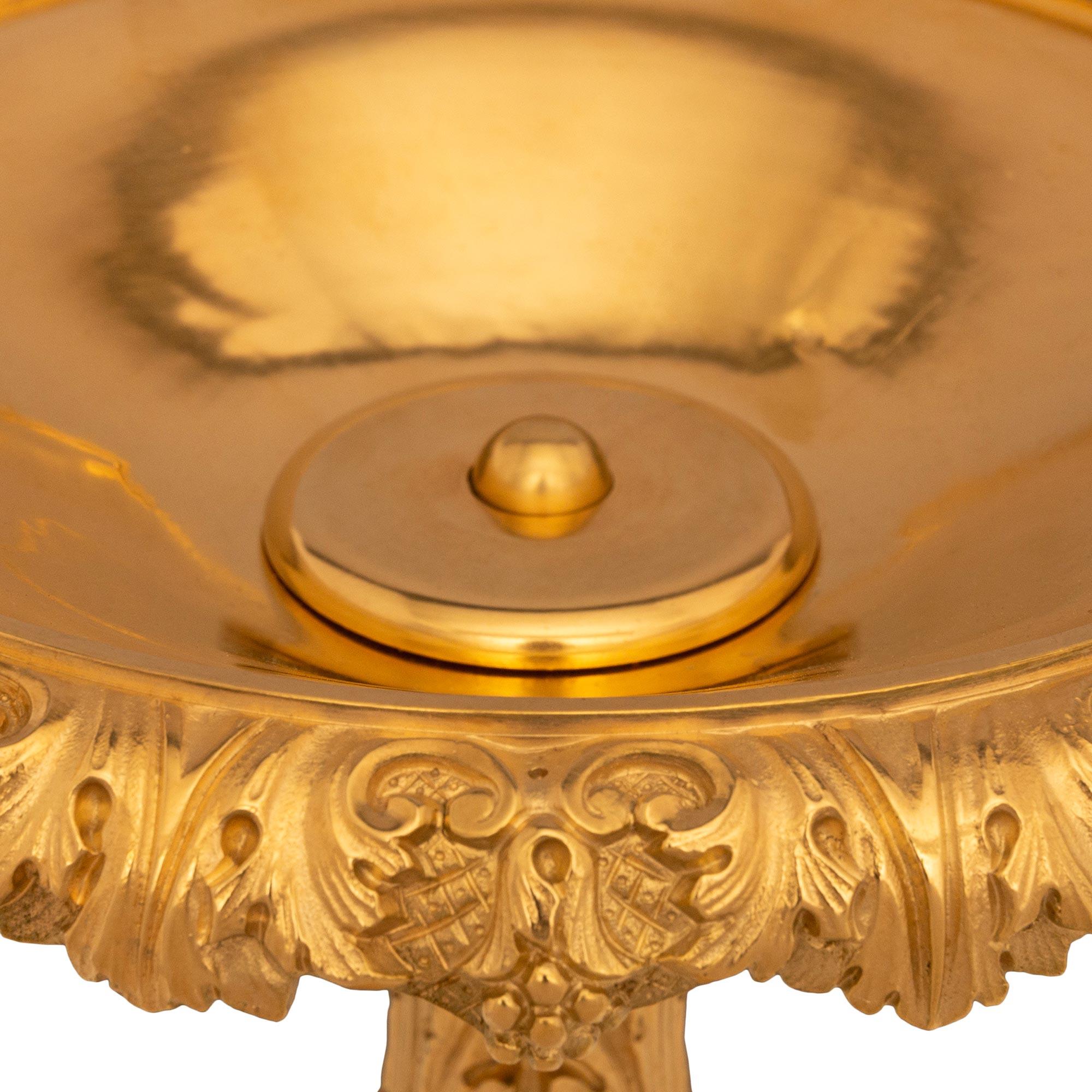 Centre de table tazza en bronze doré de style Louis XVI du 19e siècle Bon état - En vente à West Palm Beach, FL