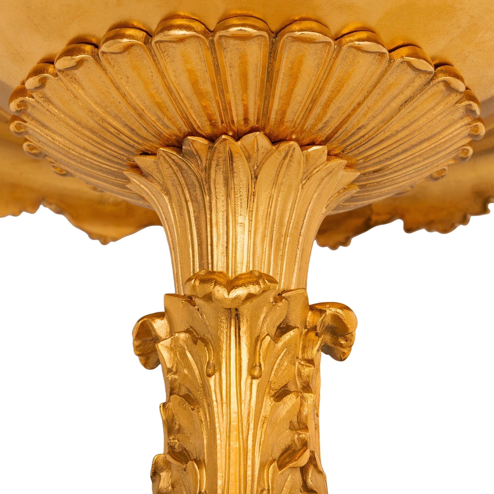 XIXe siècle Centre de table tazza en bronze doré de style Louis XVI du 19e siècle en vente