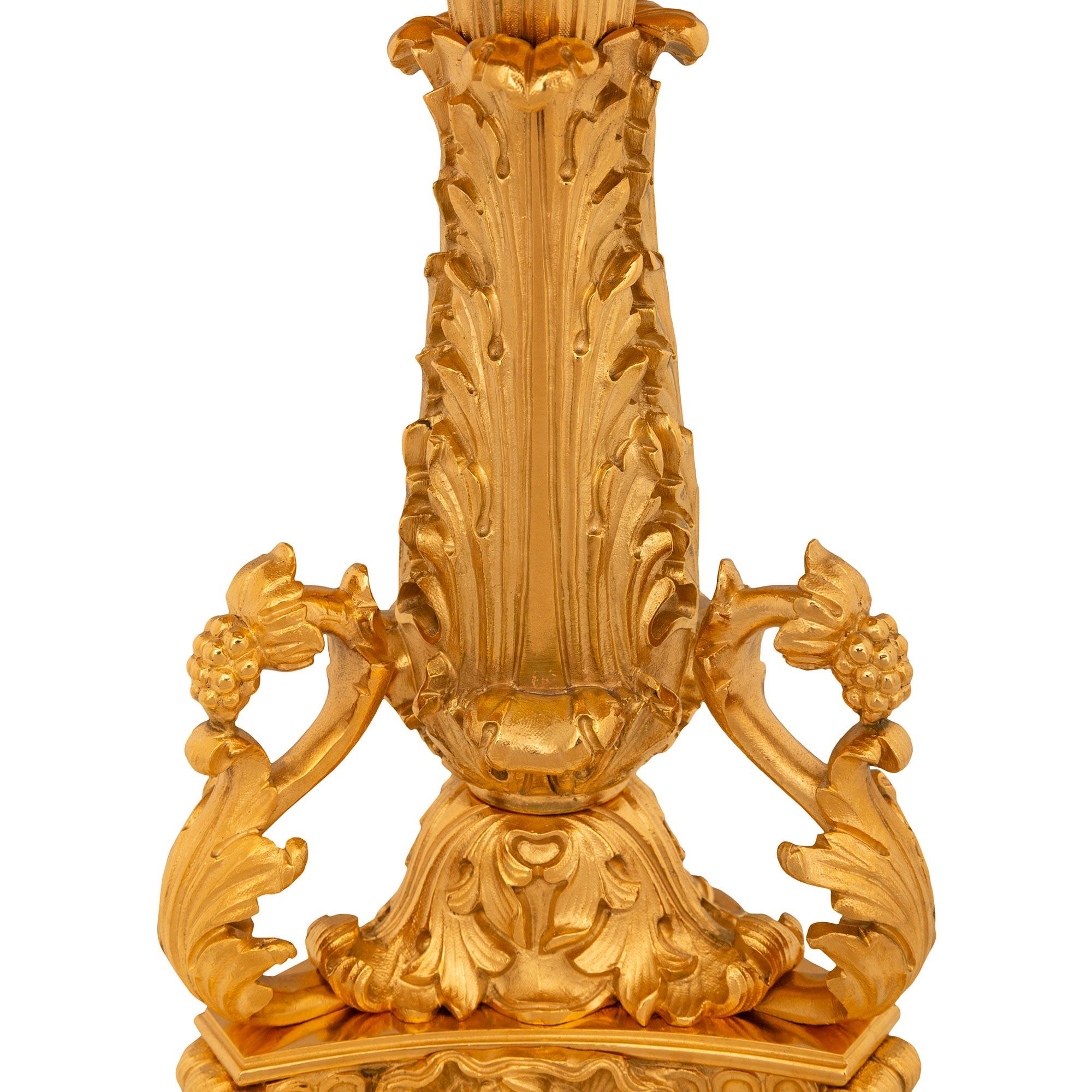 Bronze doré Centre de table tazza en bronze doré de style Louis XVI du 19e siècle en vente