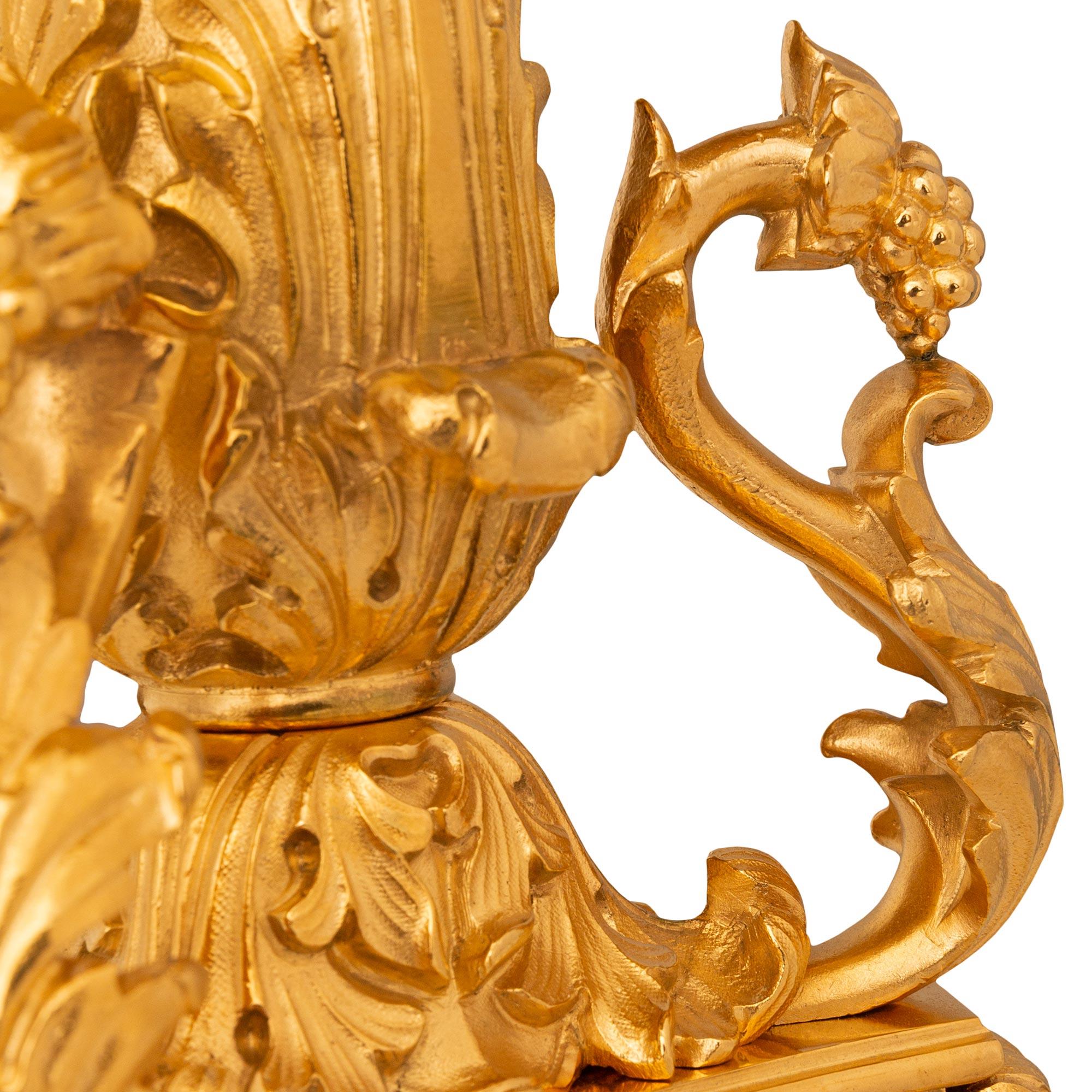 Centre de table tazza en bronze doré de style Louis XVI du 19e siècle en vente 1