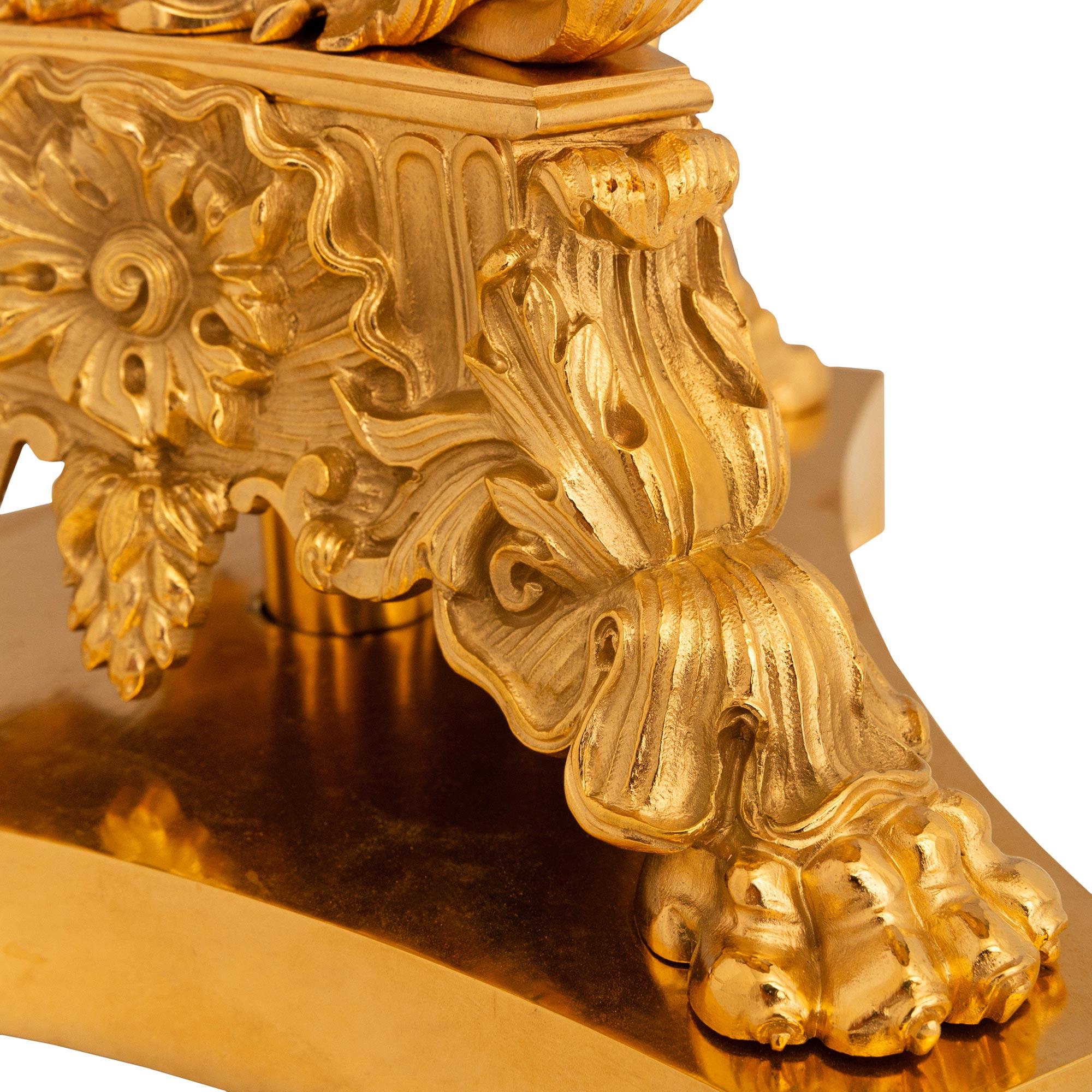 Centre de table tazza en bronze doré de style Louis XVI du 19e siècle en vente 2