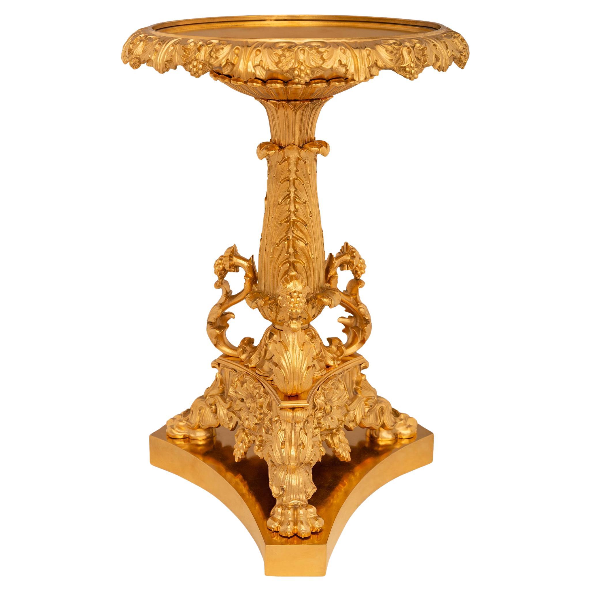 Centre de table tazza en bronze doré de style Louis XVI du 19e siècle