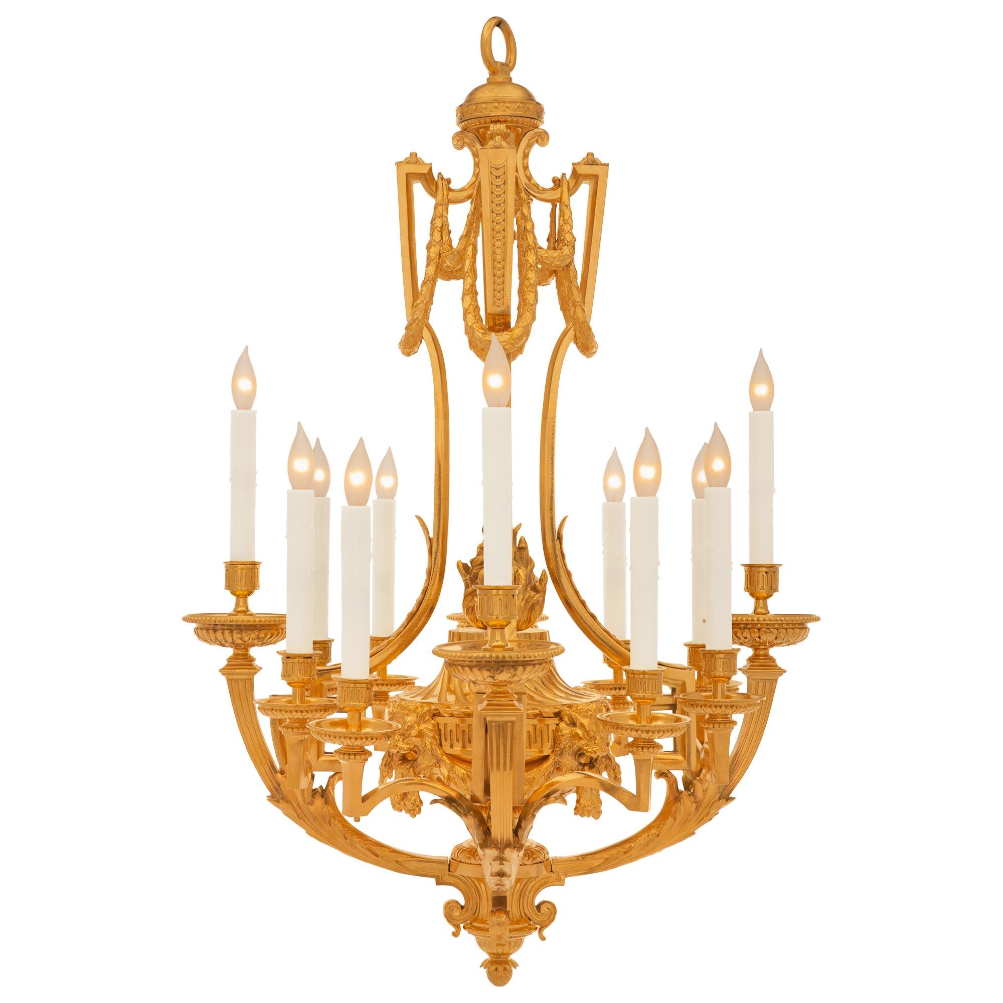 Un impressionnant lustre en bronze doré de très haute qualité, de style Louis XVI, datant du 19e siècle. Le lustre à douze branches est centré par un magnifique fleuron en forme de gland au-dessous d'une réserve cannelée finement cannelée et