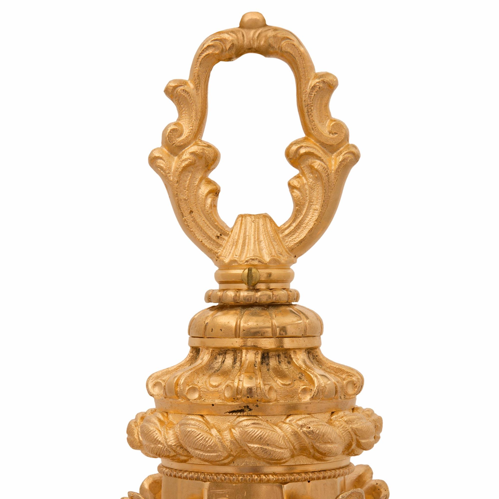 Français Lustre français du XIXe siècle, style Louis XVI, en bronze doré en vente