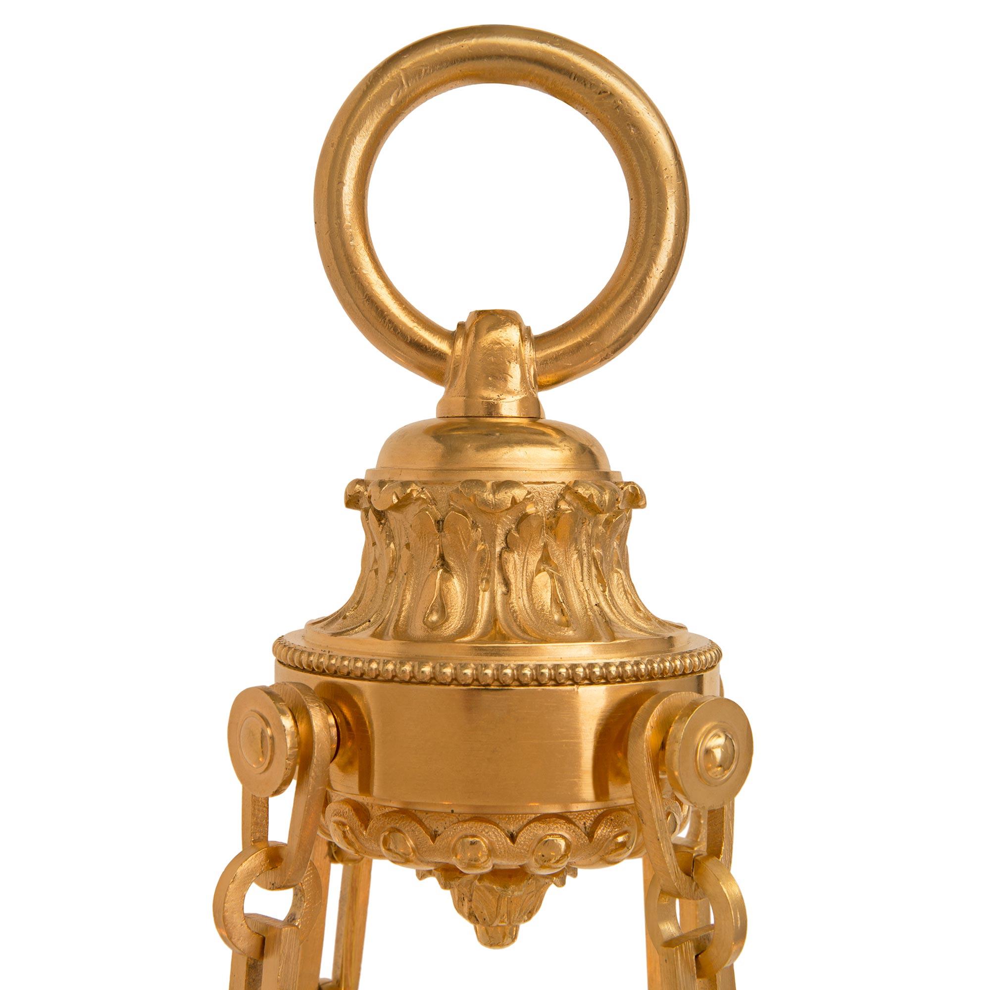 Français Lustre français du XIXe siècle, style Louis XVI, en bronze doré en vente