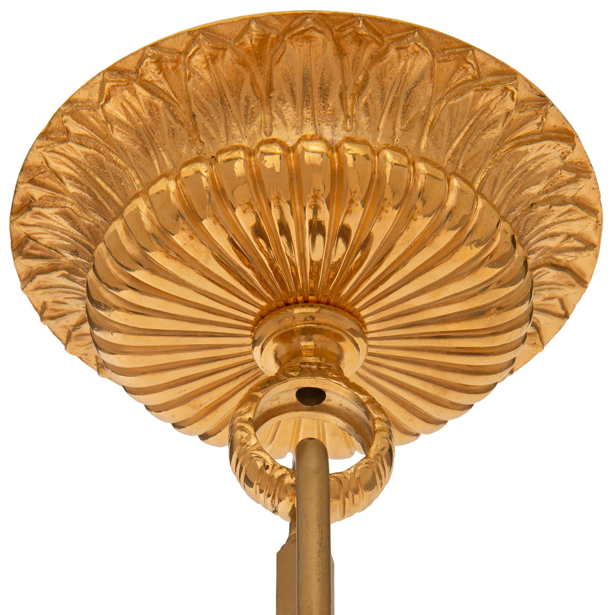 Francese Lampadario francese del XIX secolo in stile Luigi XVI in Ormolu in vendita