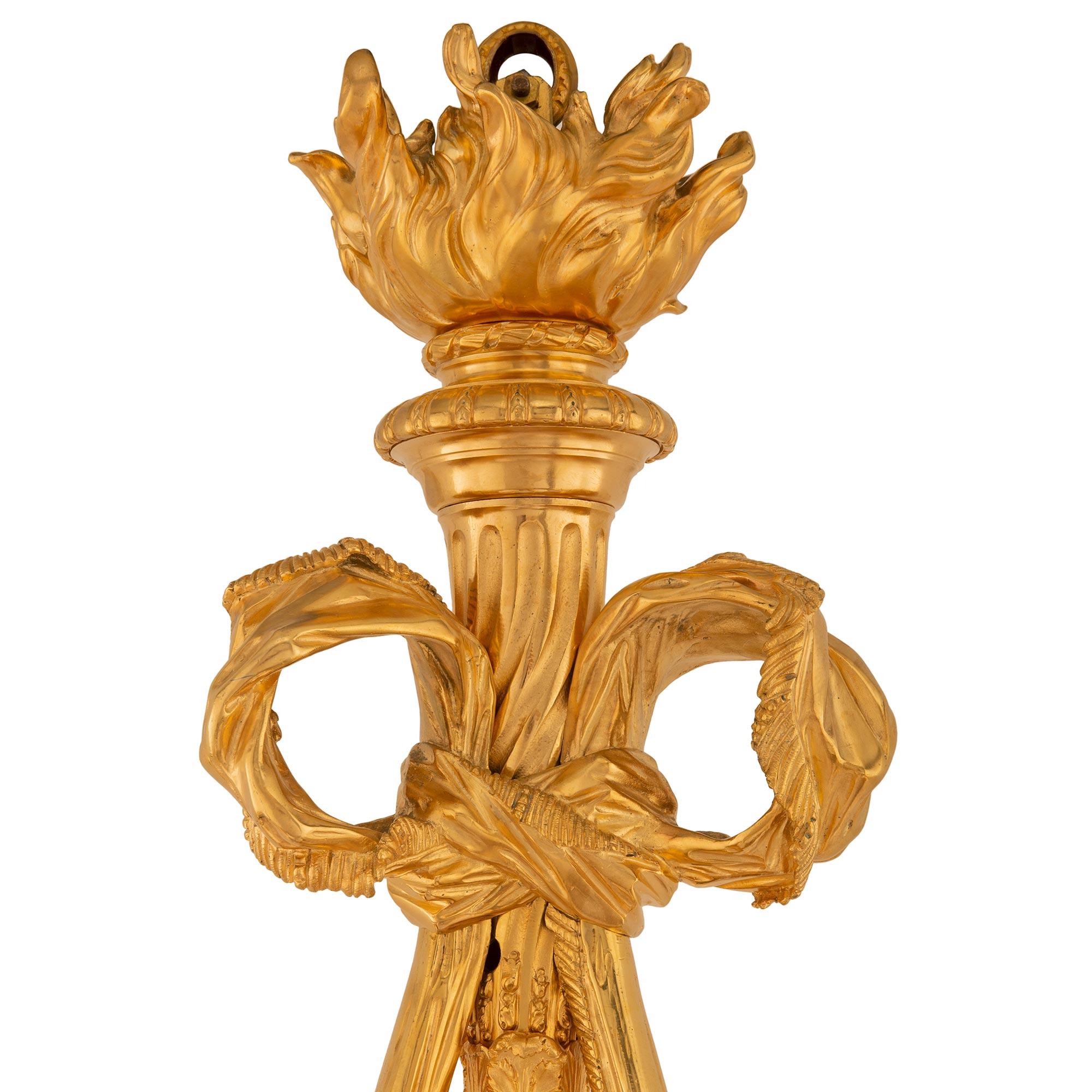 Francese Lampadario francese del XIX secolo in stile Luigi XVI in Ormolu in vendita
