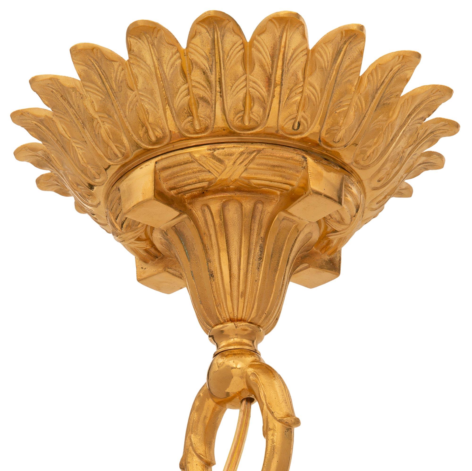 Français Lustre français du 19ème siècle en bronze doré de style Louis XVI en vente