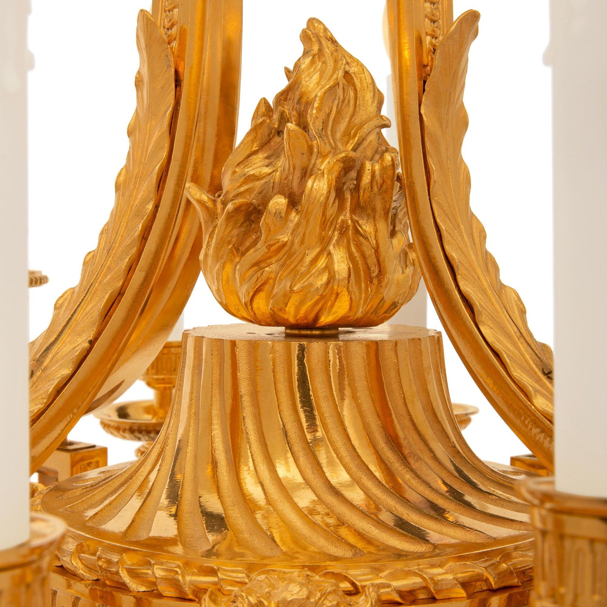 Kronleuchter aus Goldbronze im Louis-XVI-Stil des 19. Jahrhunderts, Frankreich (Französisch) im Angebot