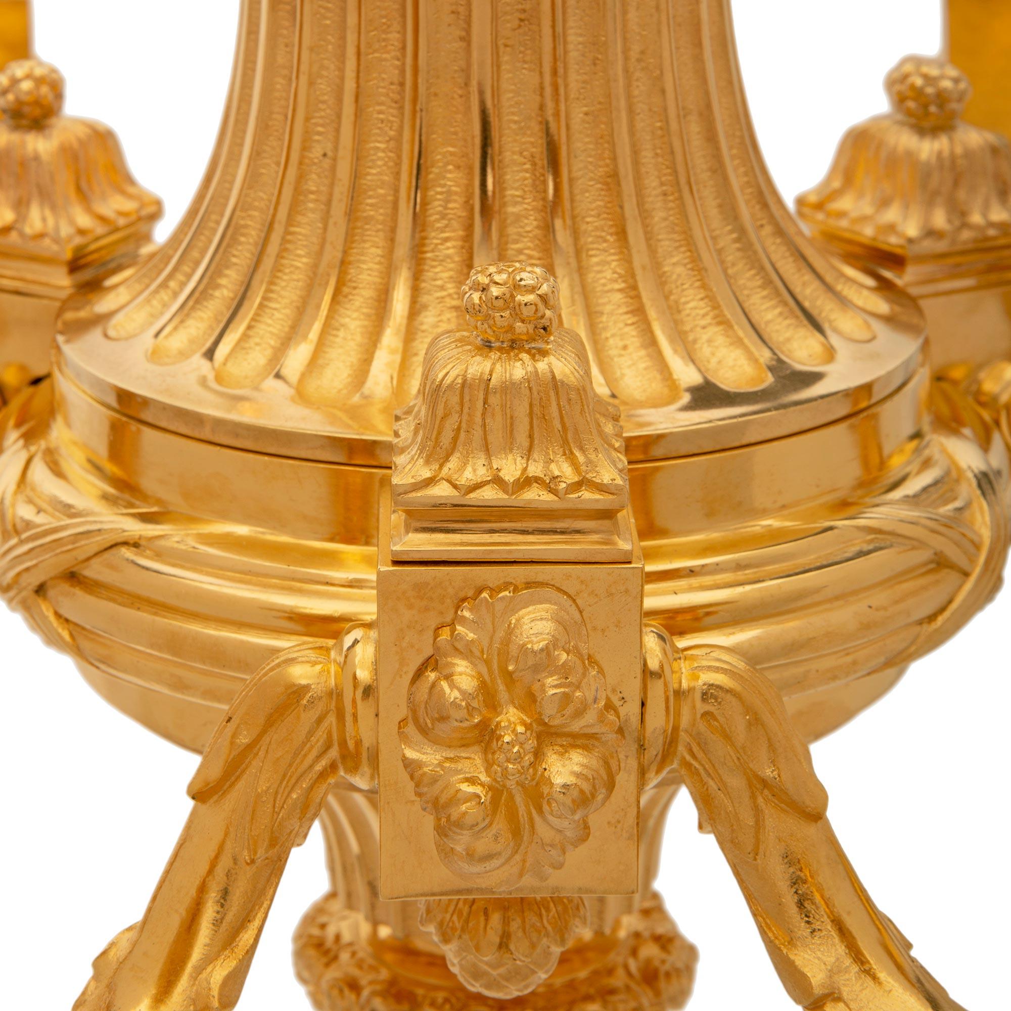 Kronleuchter aus Goldbronze im Louis-XVI-Stil des 19. Jahrhunderts, Frankreich im Zustand „Gut“ im Angebot in West Palm Beach, FL