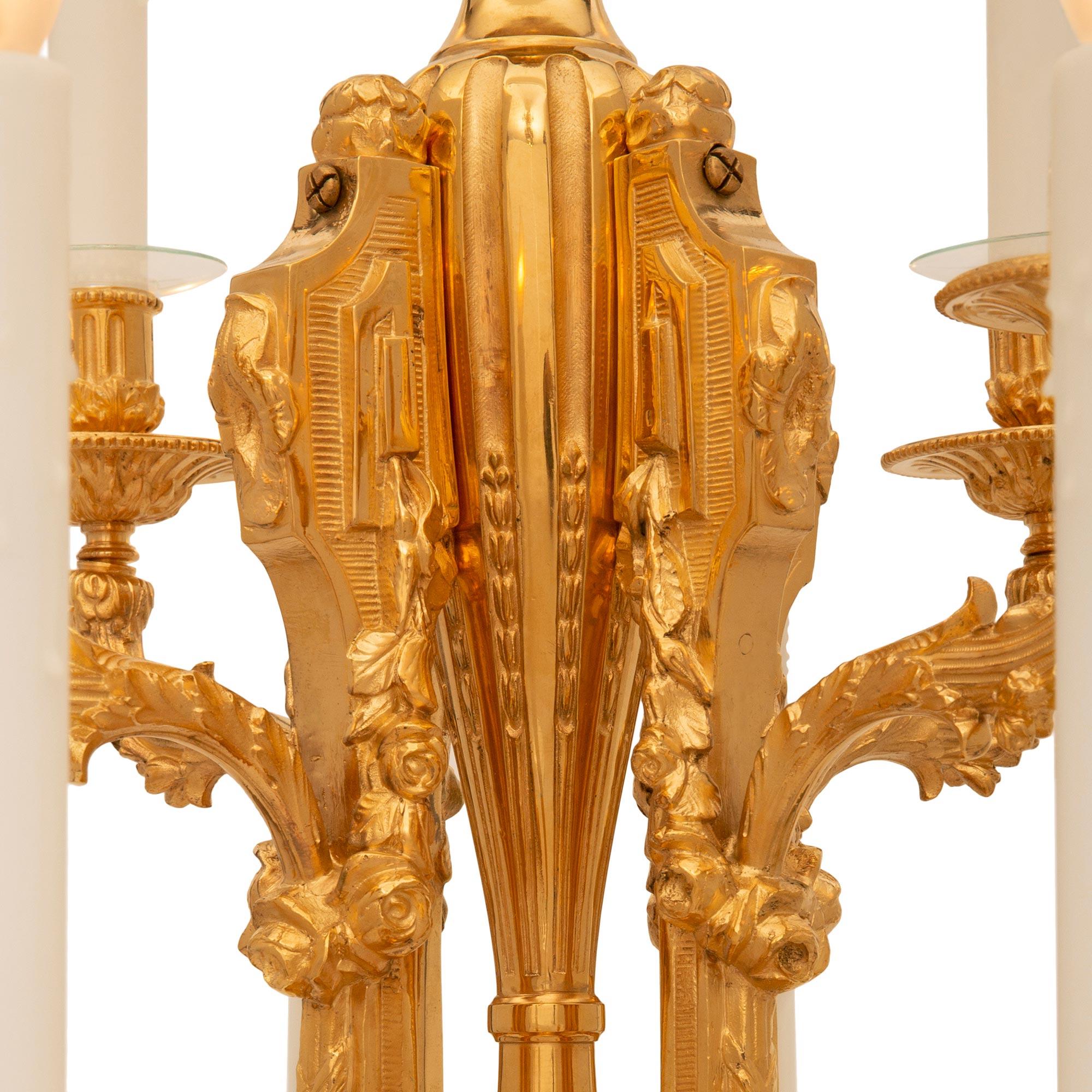 Kronleuchter aus Goldbronze im Louis-XVI-Stil des 19. Jahrhunderts, Frankreich im Zustand „Gut“ im Angebot in West Palm Beach, FL