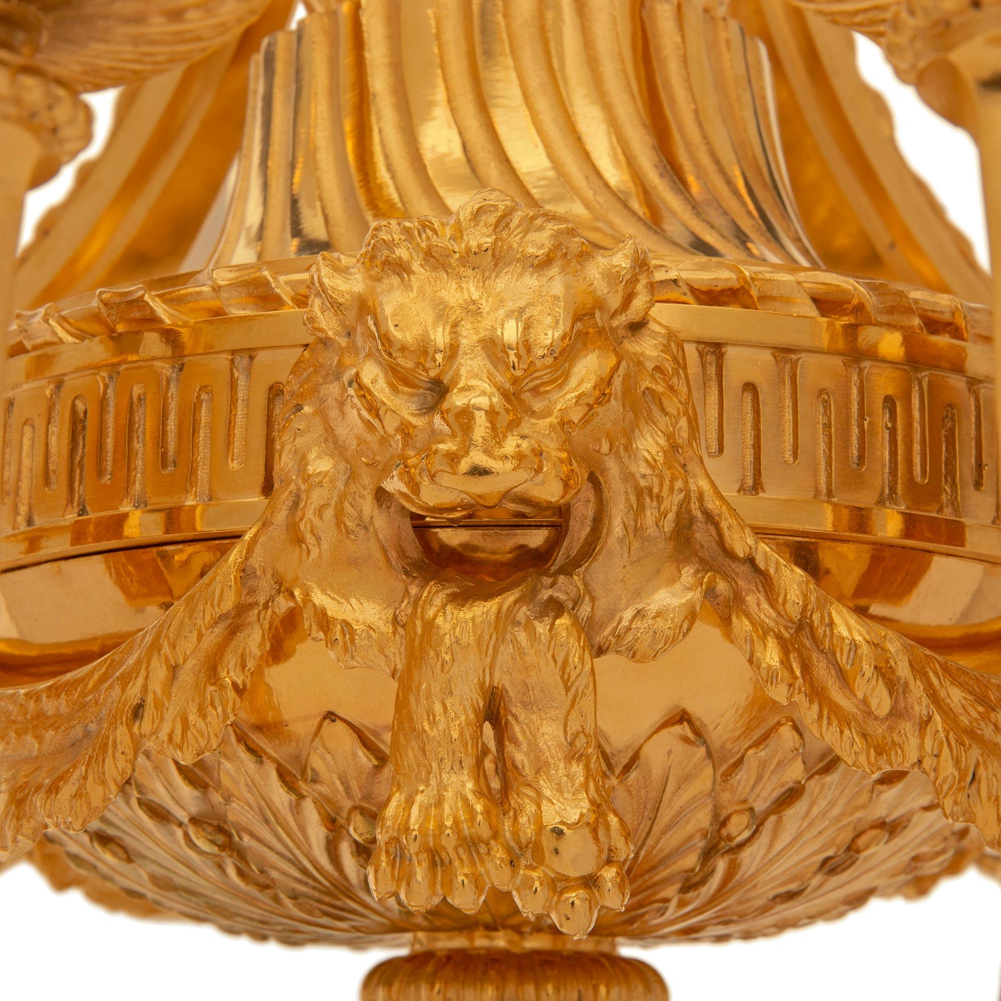 Kronleuchter aus Goldbronze im Louis-XVI-Stil des 19. Jahrhunderts, Frankreich im Angebot 1