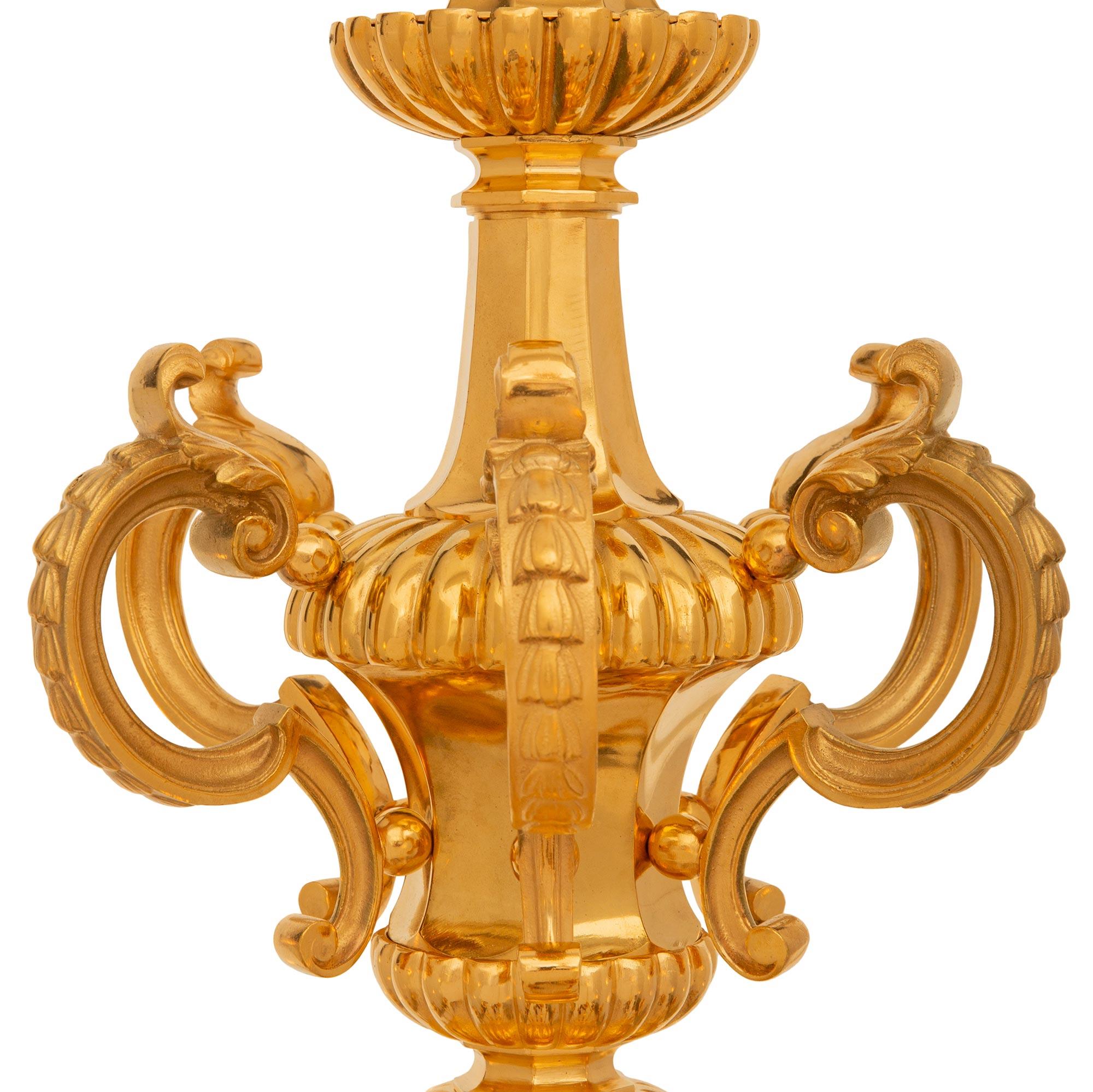 Lampadario francese del XIX secolo in stile Luigi XVI in ormolu in vendita 1