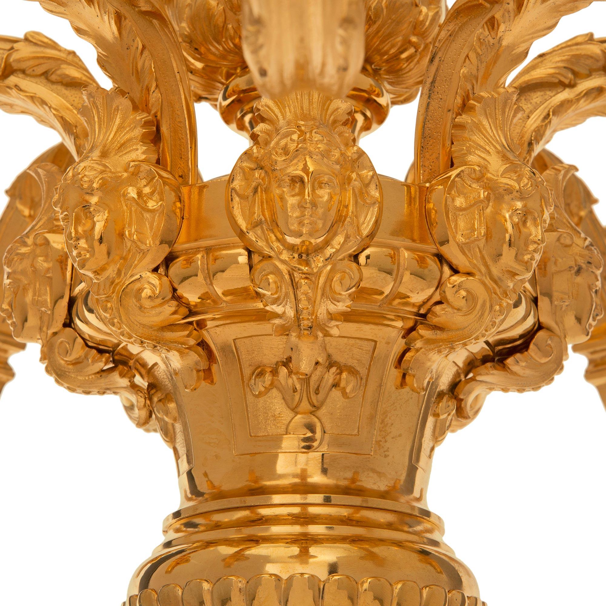 Lustre français du XIXe siècle en ormolu de style Louis XVI en vente 2