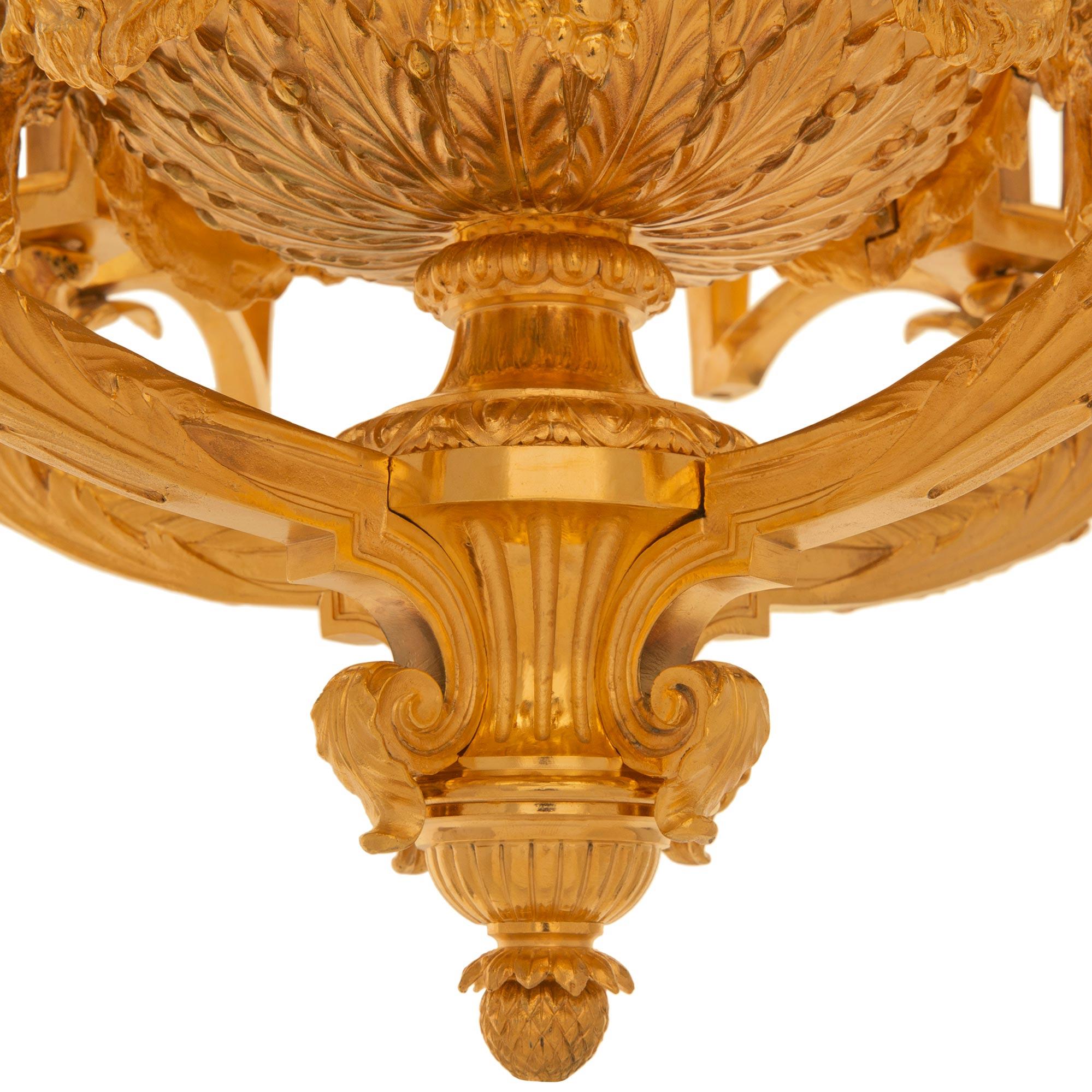 Kronleuchter aus Goldbronze im Louis-XVI-Stil des 19. Jahrhunderts, Frankreich im Angebot 2