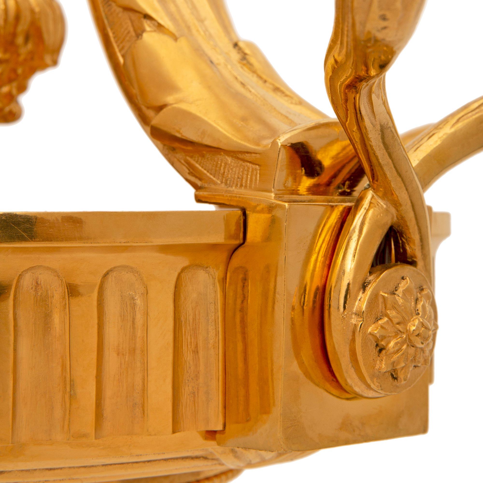 Lustre français du 19ème siècle en bronze doré de style Louis XVI en vente 1