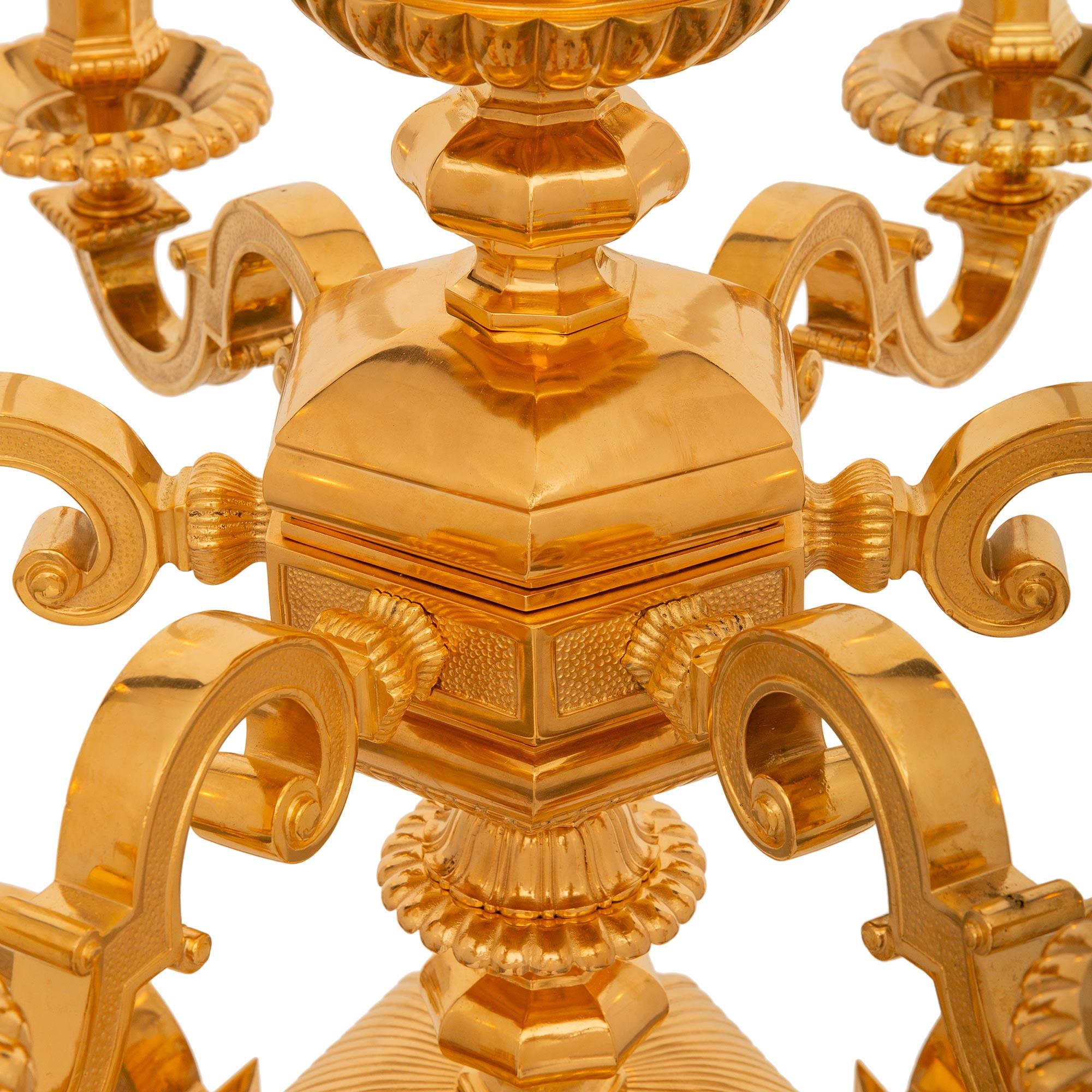 Lampadario francese del XIX secolo in stile Luigi XVI in ormolu in vendita 2