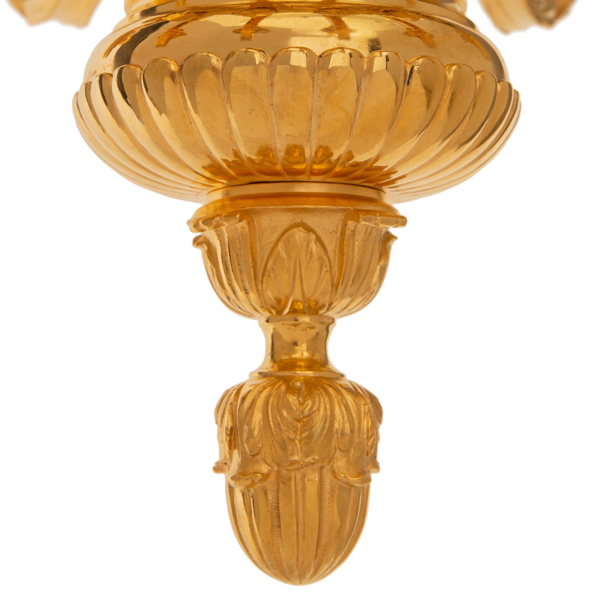 Lustre français du XIXe siècle en ormolu de style Louis XVI en vente 3