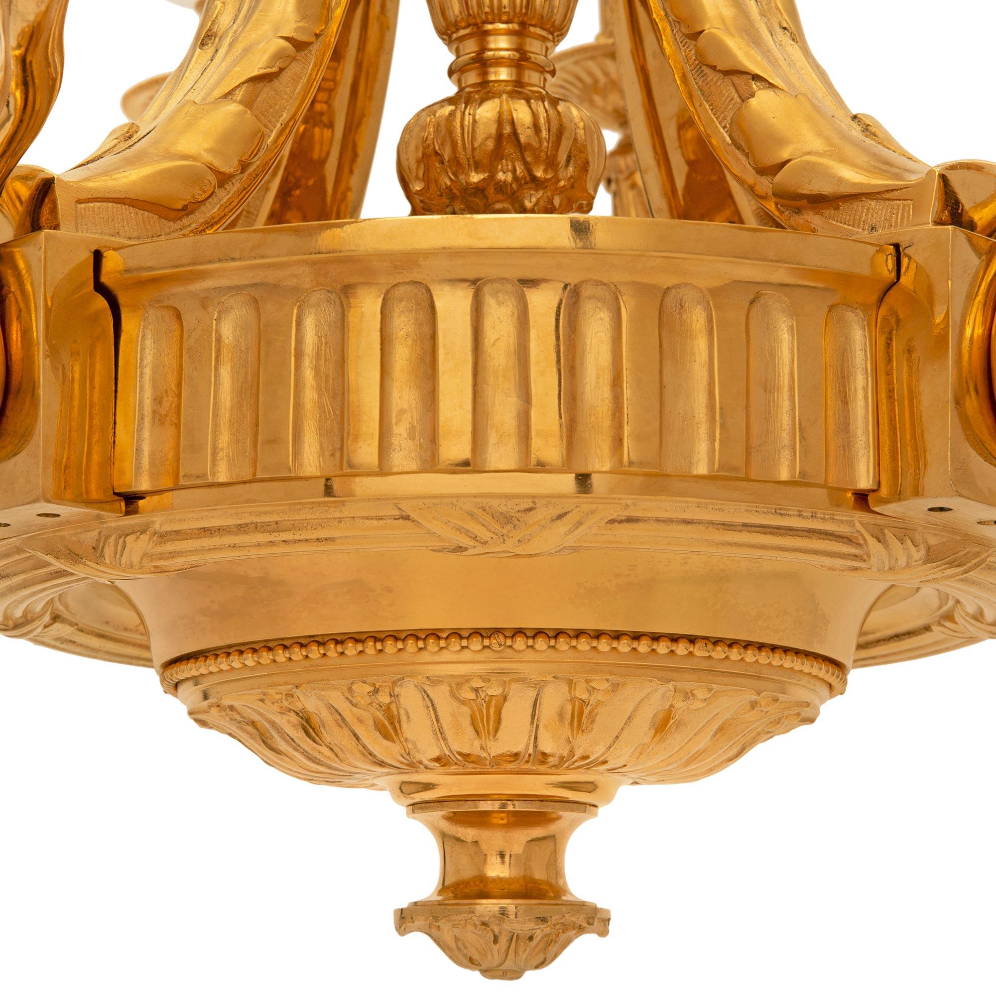 Kronleuchter aus Goldbronze im Louis-XVI-Stil des 19. Jahrhunderts, Frankreich im Angebot 3