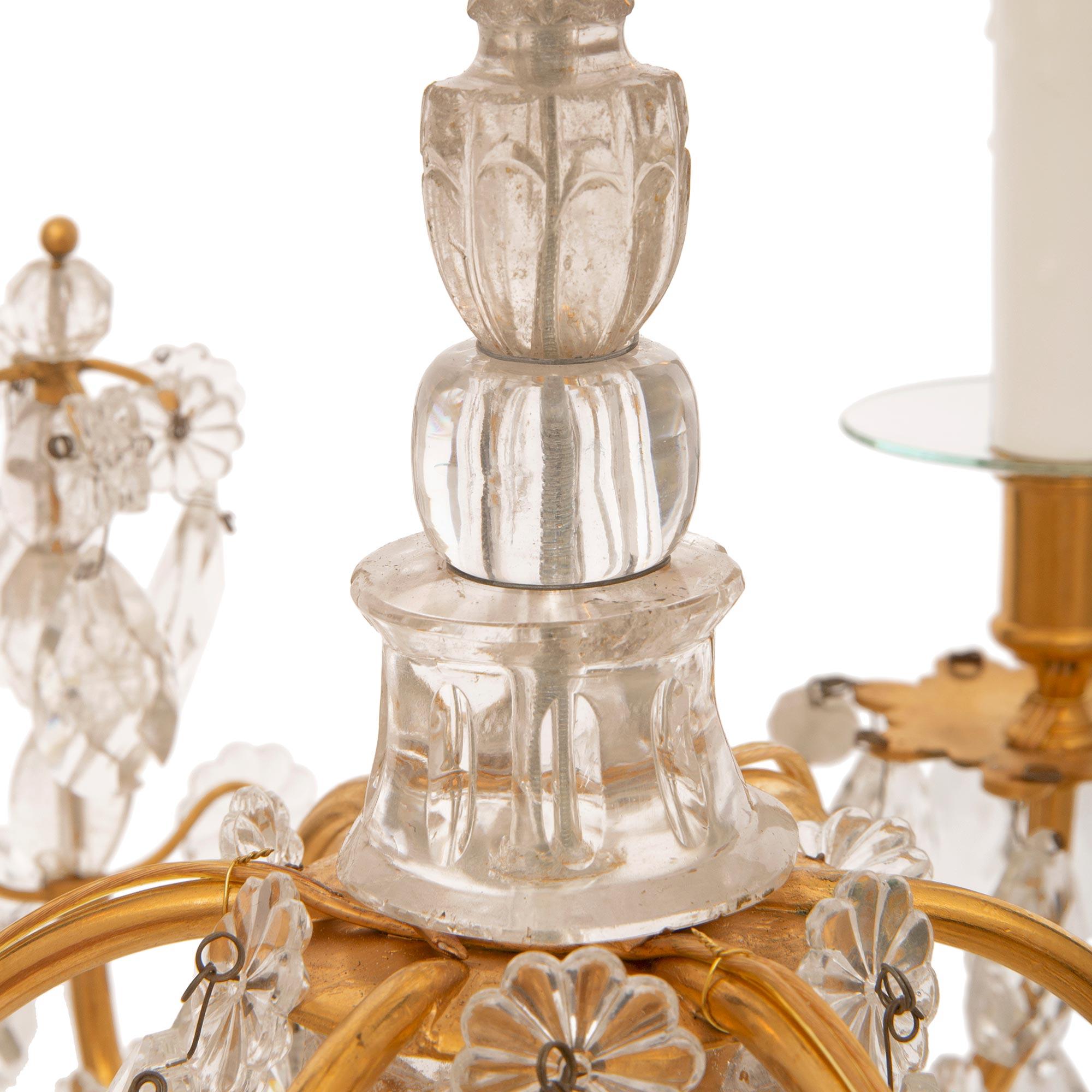 Französischer Louis-XVI-Kronleuchter aus Goldbronze, Kristall und Bergkristall aus dem 19. Jahrhundert im Angebot 1
