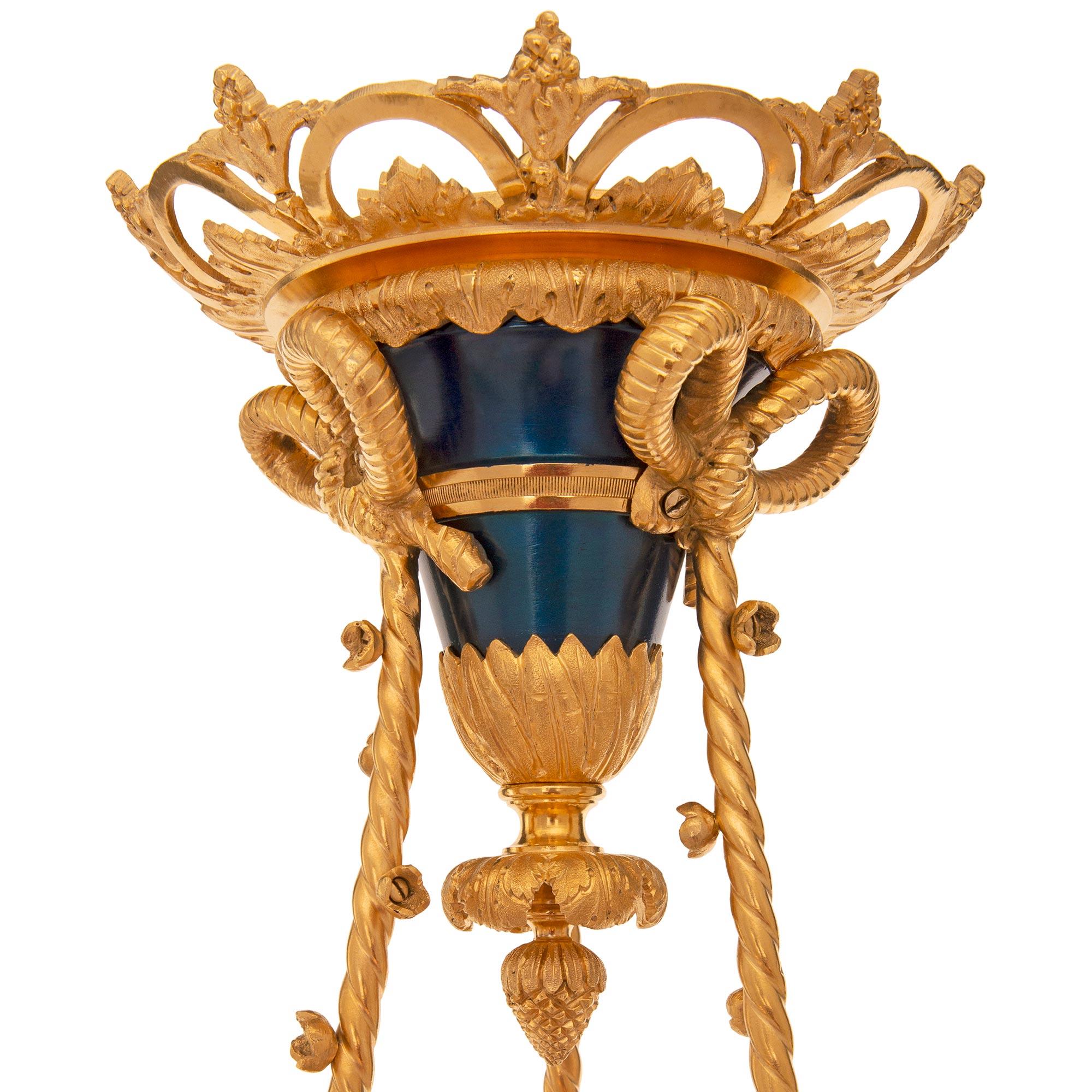 Français Lustre français du 19ème siècle de style Louis XVI en bronze doré, émaillé et cristal en vente