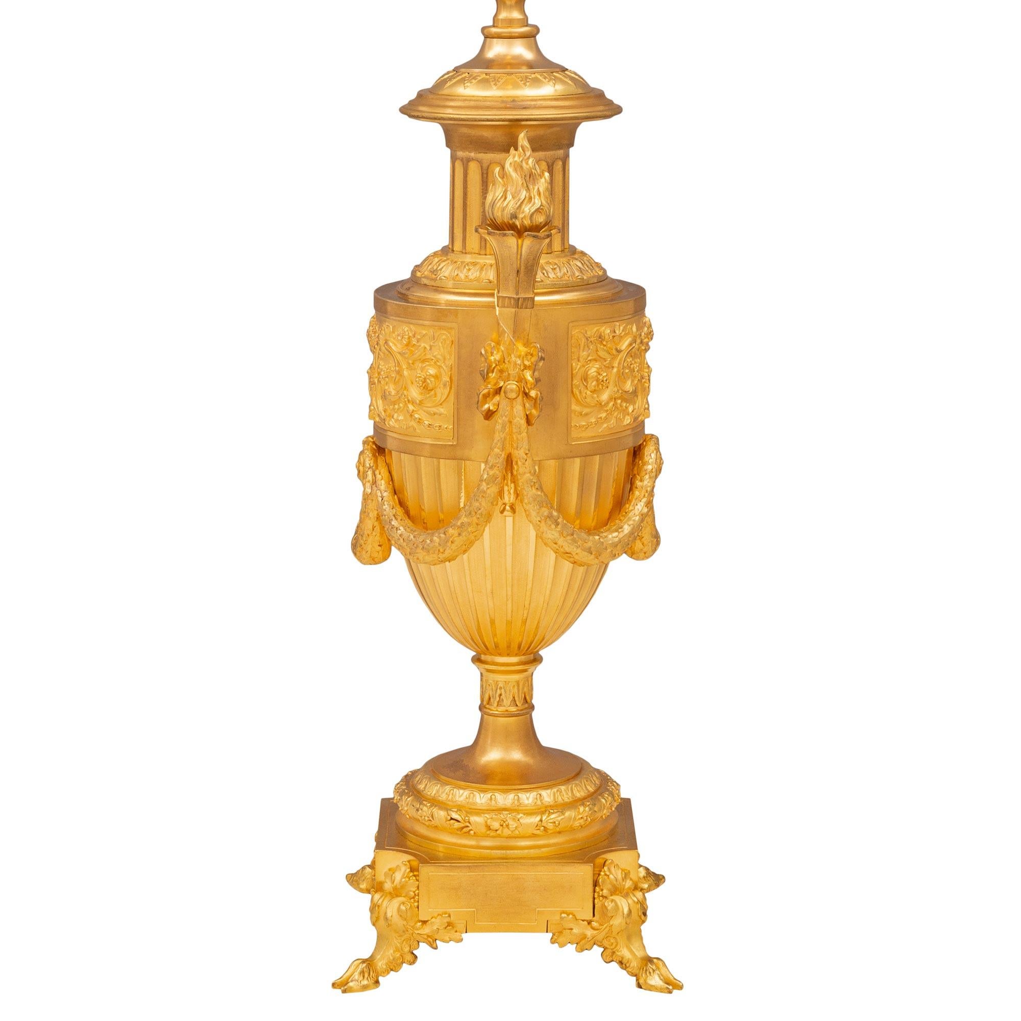 Français Lampe française du XIXe siècle, style Louis XVI, en bronze doré en vente