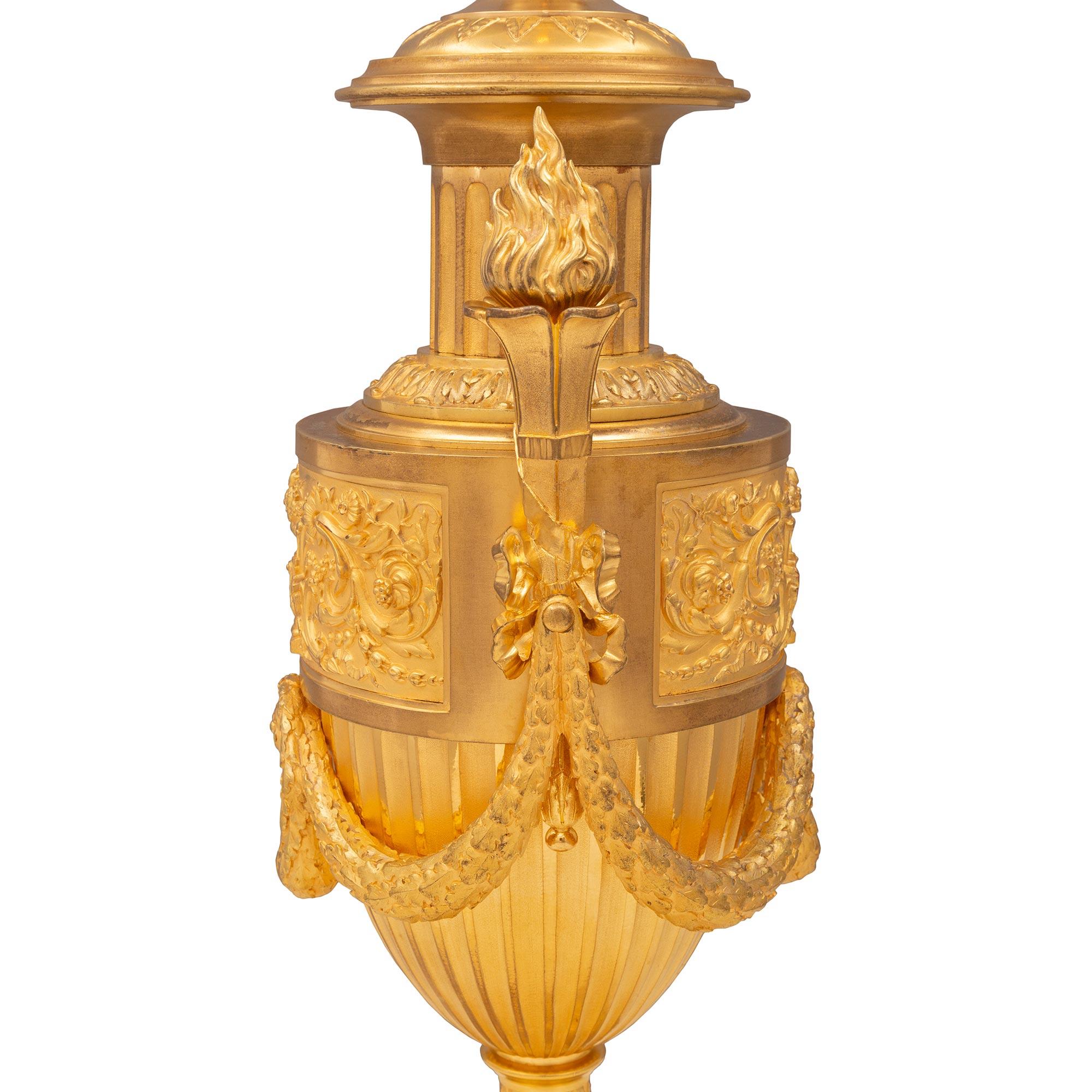 Lampe française du XIXe siècle, style Louis XVI, en bronze doré en vente 1