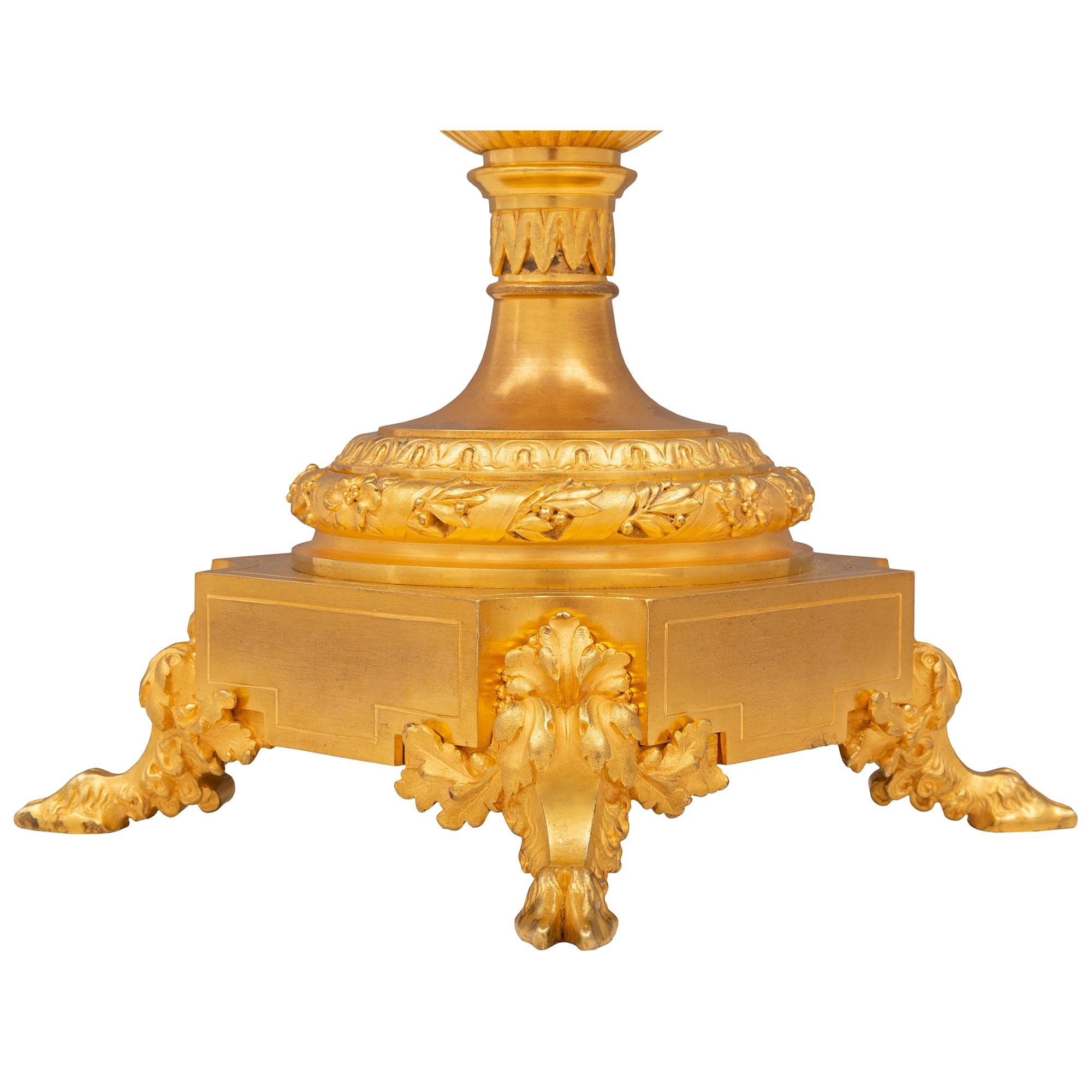 Lampe française du XIXe siècle, style Louis XVI, en bronze doré en vente 3