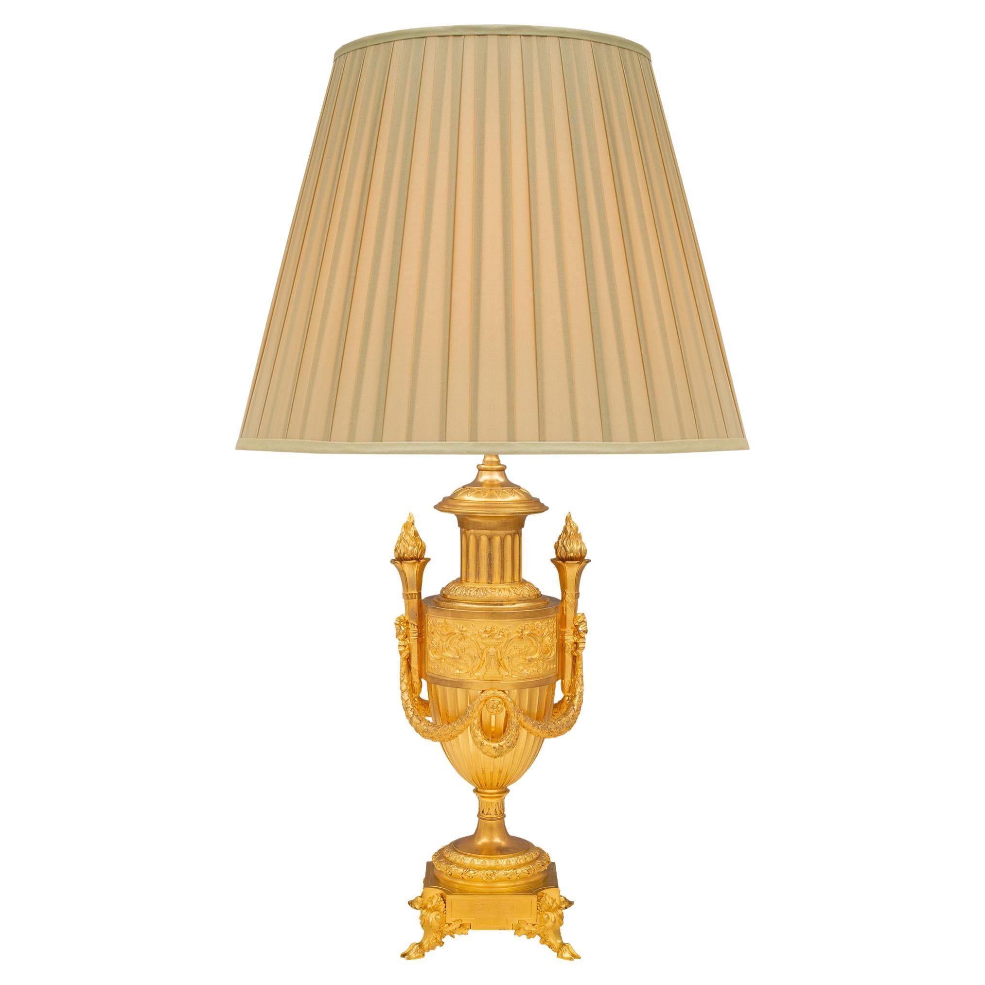 Lampe française du XIXe siècle, style Louis XVI, en bronze doré