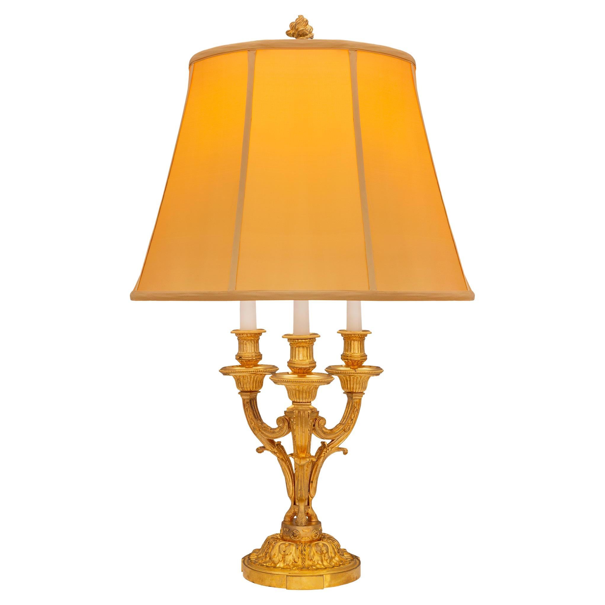 Lampe française du XIXe siècle, style Louis XVI, en bronze doré