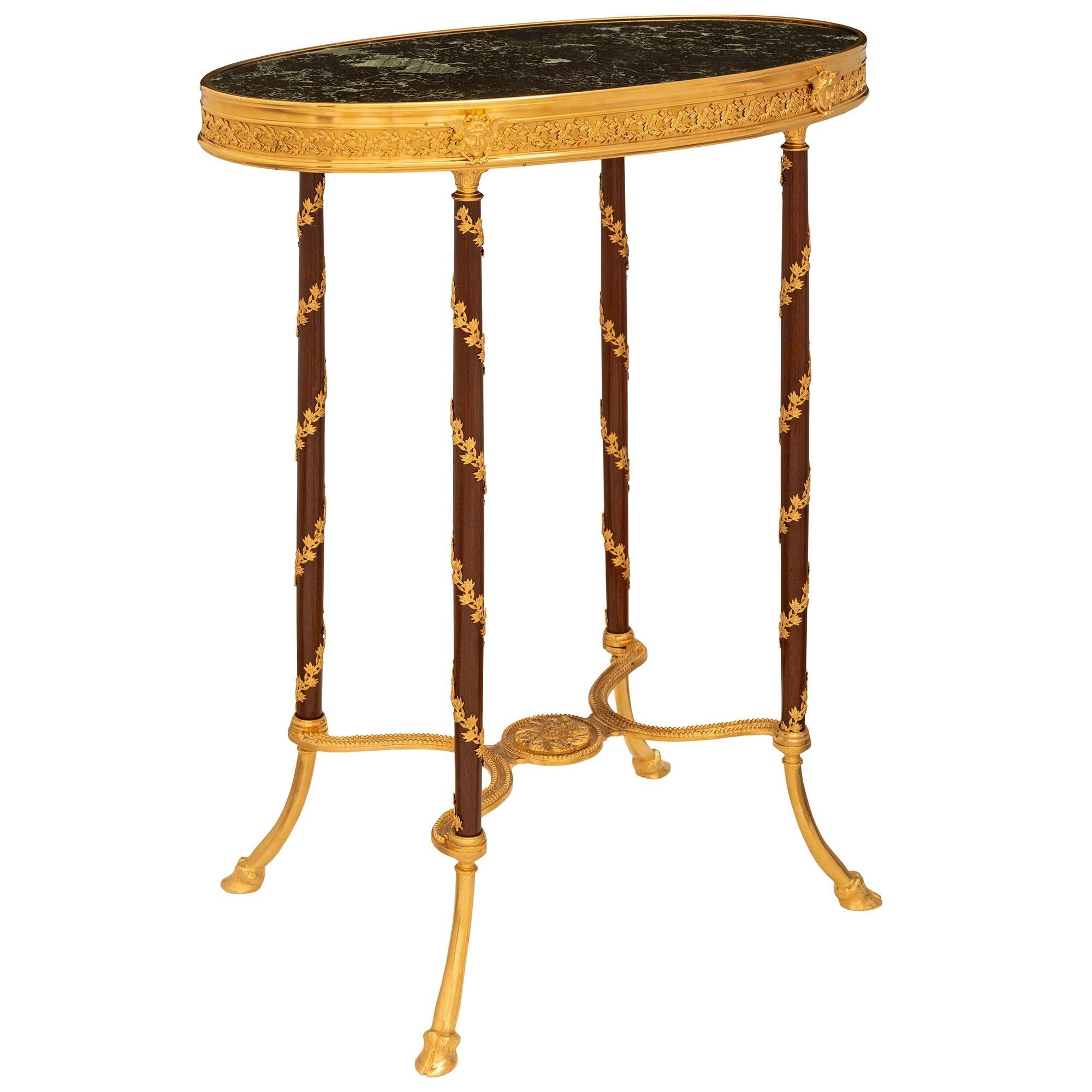 Französischer Louis-XVI-Tisch aus Goldbronze, Mahagoni und Marmor aus dem 19. Jahrhundert (Louis XVI.) im Angebot