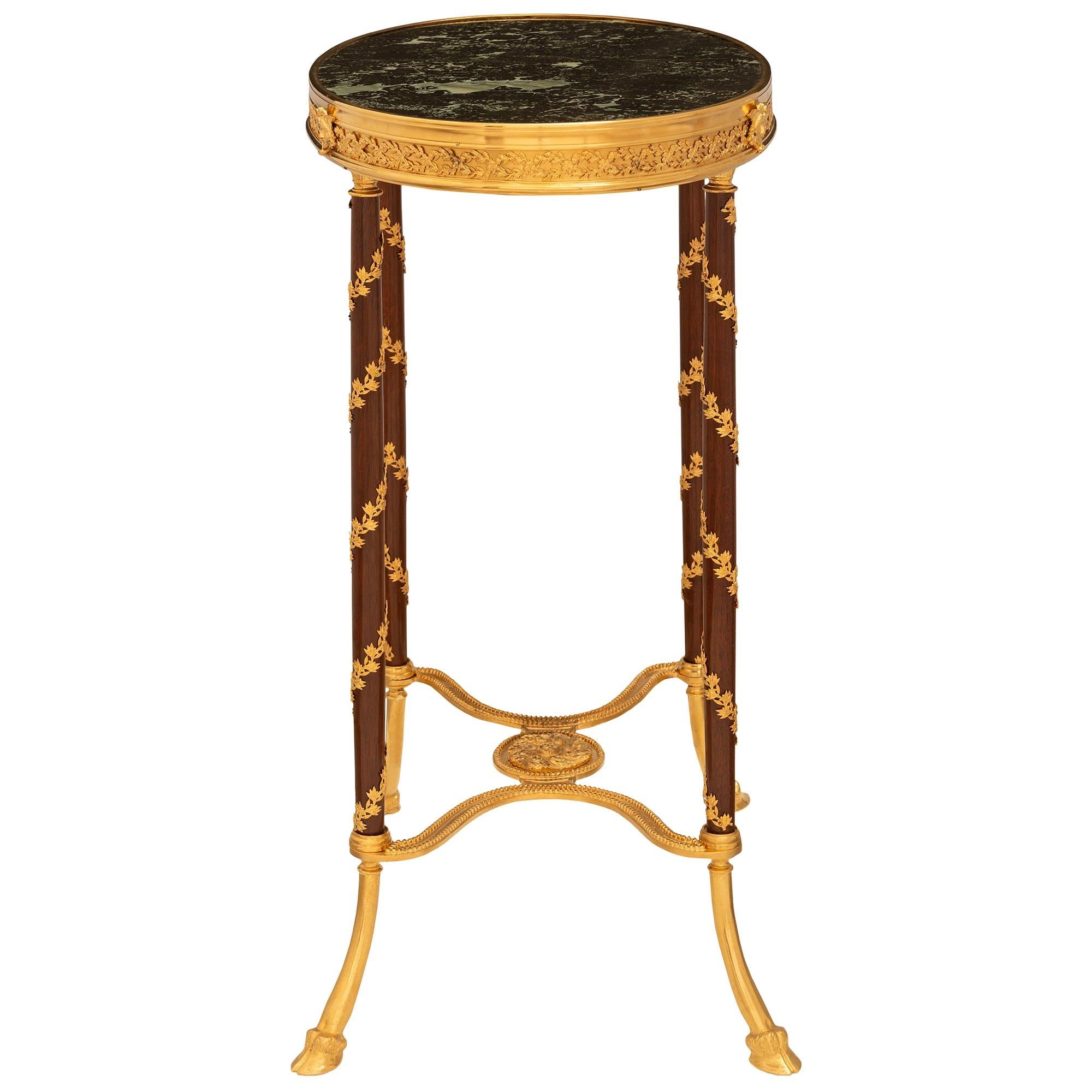 Französischer Louis-XVI-Tisch aus Goldbronze, Mahagoni und Marmor aus dem 19. Jahrhundert im Zustand „Gut“ im Angebot in West Palm Beach, FL