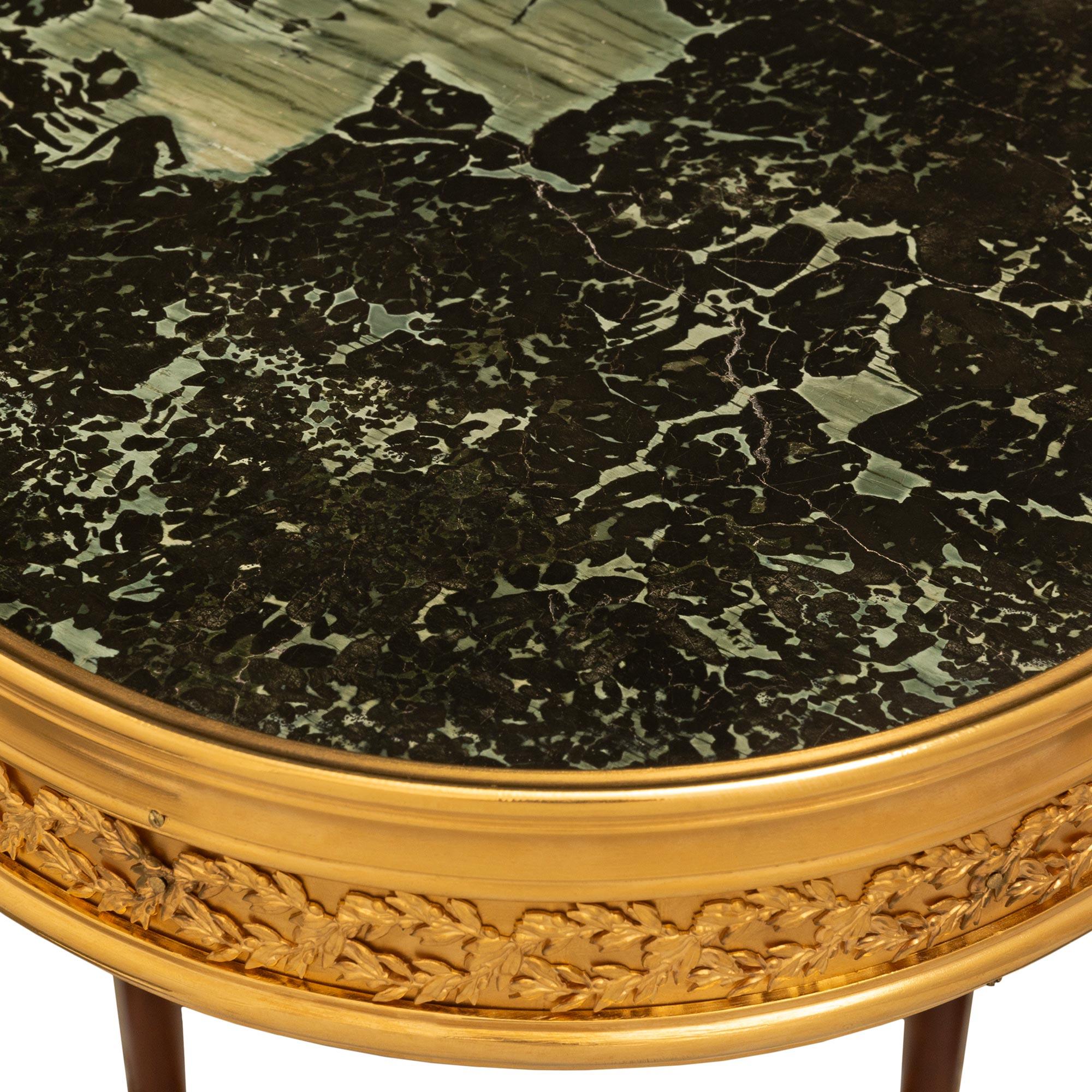 Französischer Louis-XVI-Tisch aus Goldbronze, Mahagoni und Marmor aus dem 19. Jahrhundert im Angebot 1