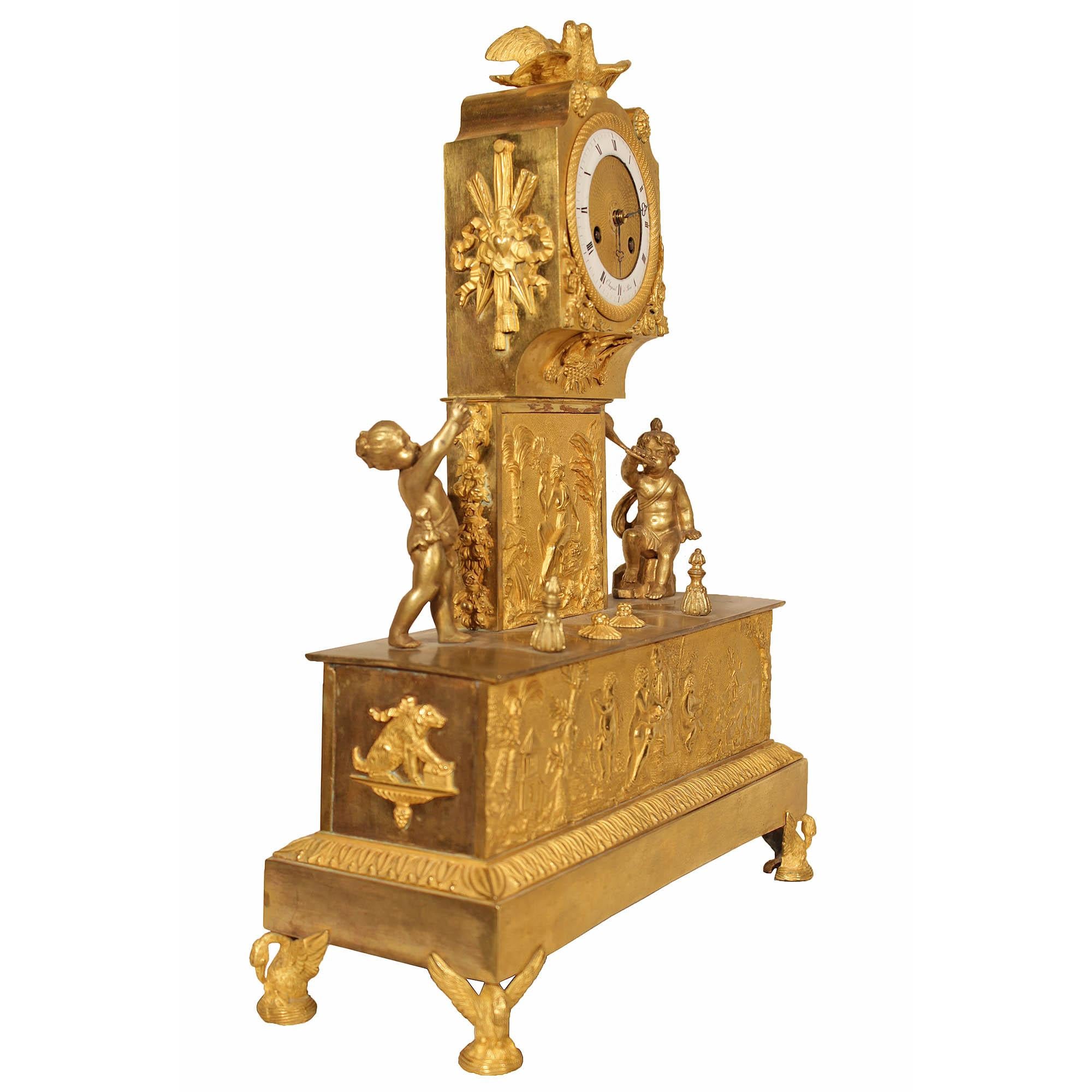 Une spectaculaire et unique pendule de cheminée en bronze doré de style Louis XVI du début du XIXe siècle, signée par Chapsal à Paris. L'horloge repose sur des supports en forme de cygne finement ciselés, sous une base rectangulaire. La façade