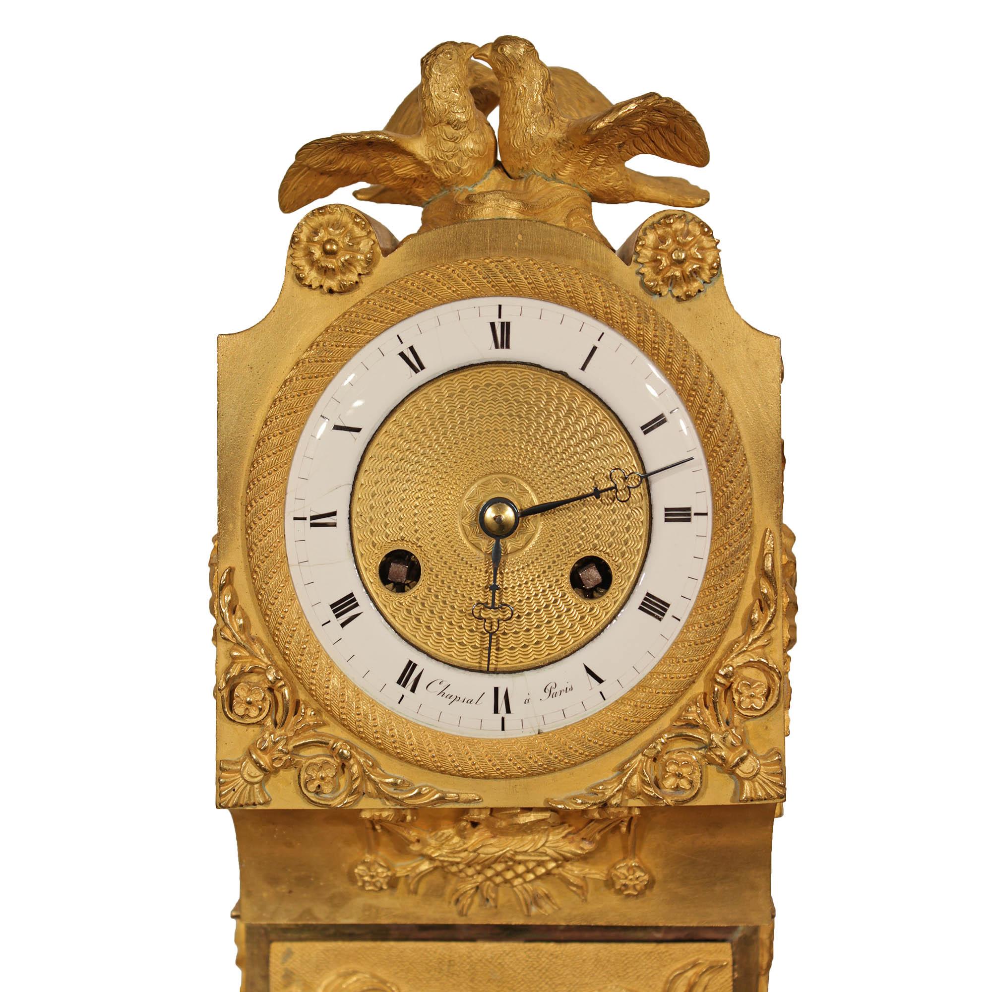 Kaminuhr aus Goldbronze im Louis-XVI-Stil des 19. Jahrhunderts (Louis XVI.) im Angebot