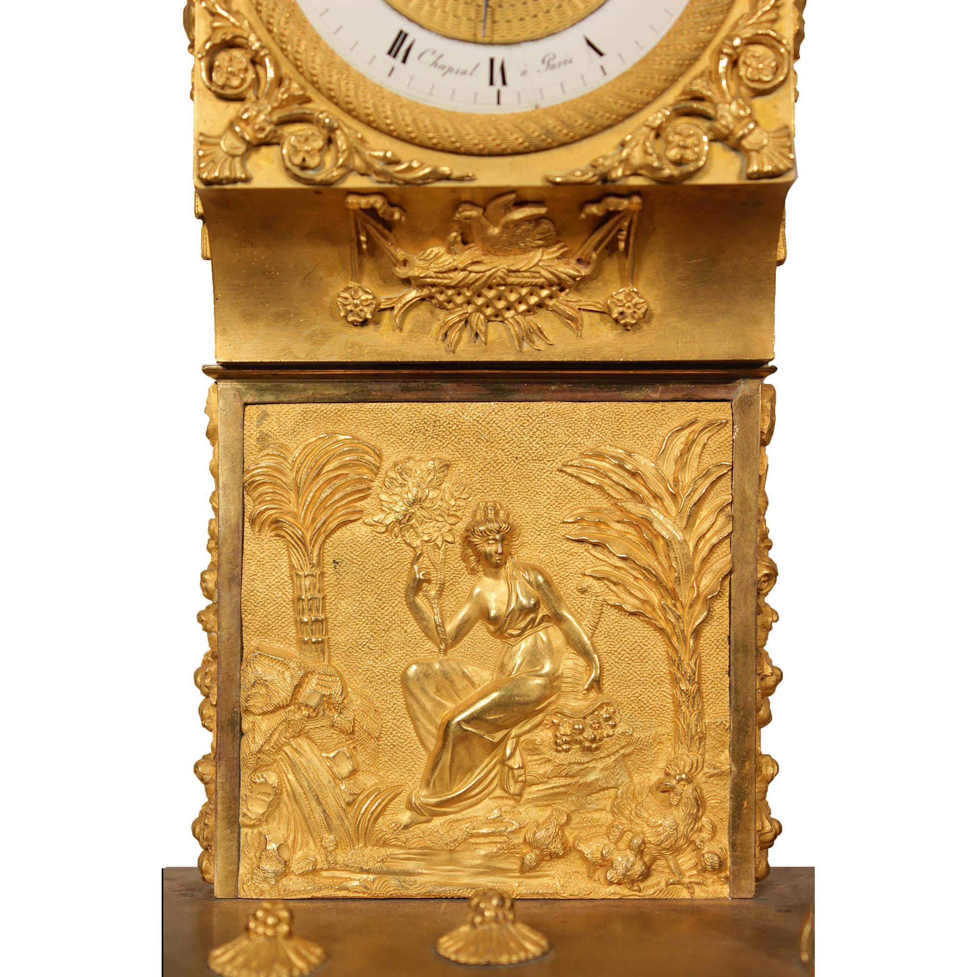 Kaminuhr aus Goldbronze im Louis-XVI-Stil des 19. Jahrhunderts (Französisch) im Angebot