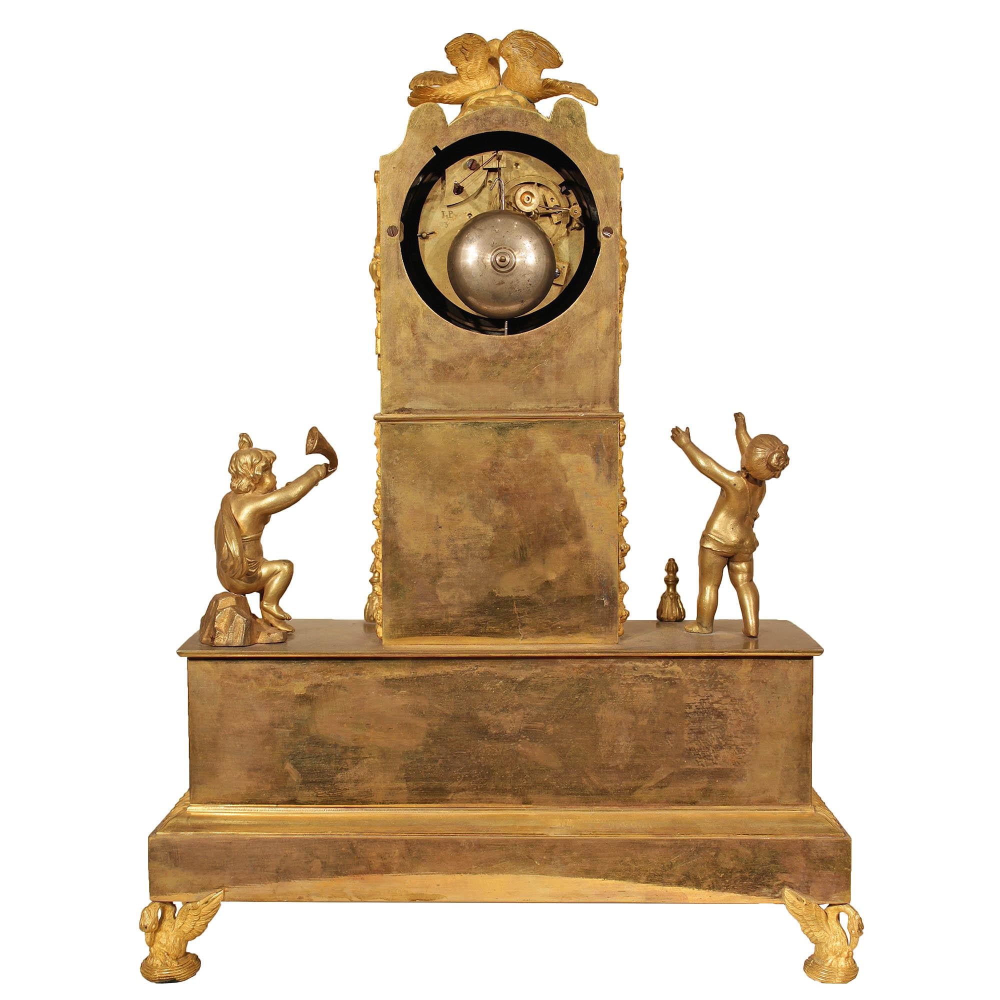 Bronze doré Pendule de cheminée française du 19ème siècle de style Louis XVI en bronze doré en vente
