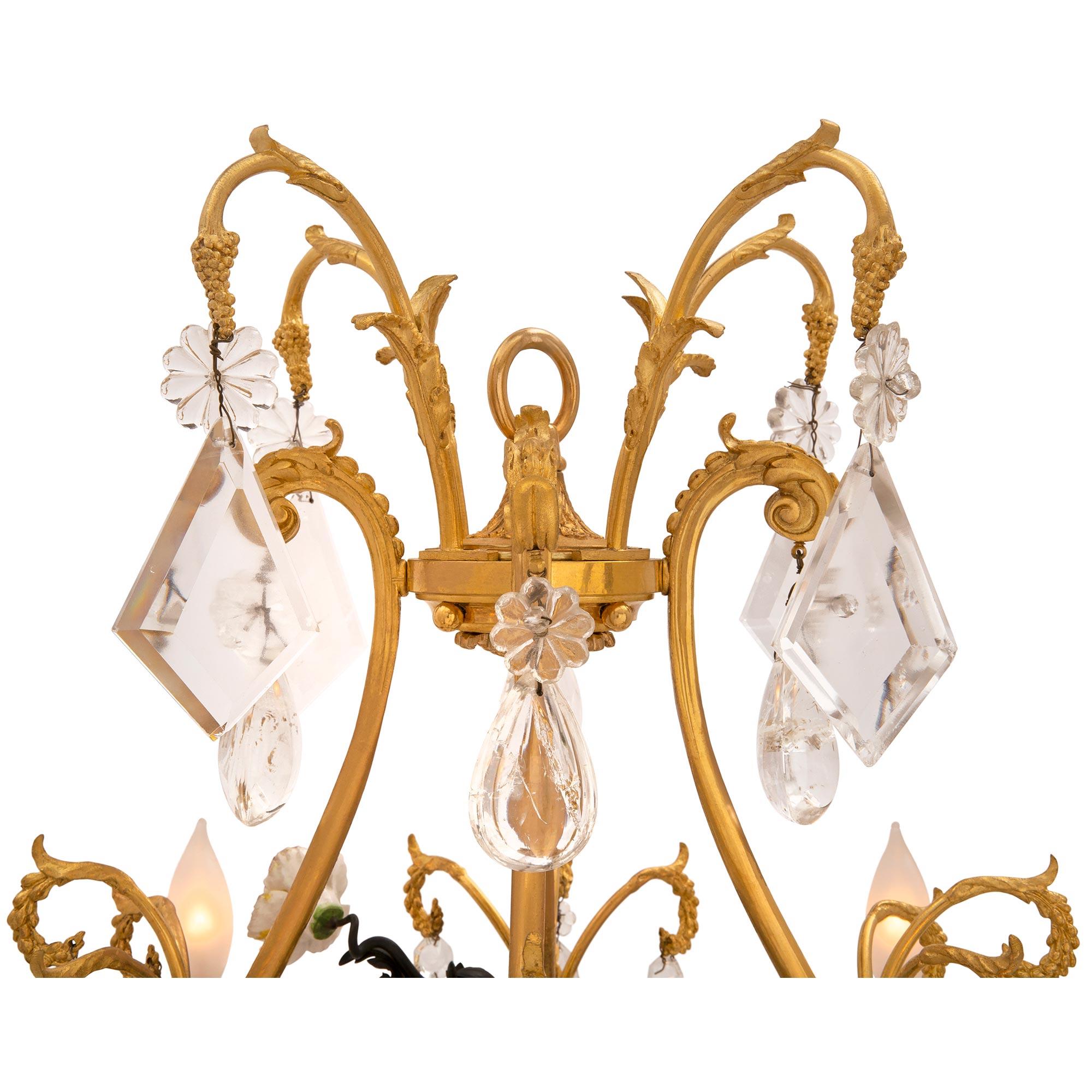 Französischer Kristall-Kronleuchter im Louis-XVI-Stil des 19. Jahrhunderts, Goldbronze, Meissener Porzellan (Louis XVI.) im Angebot